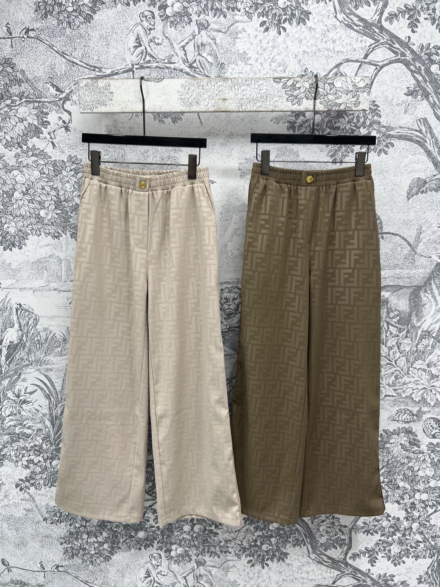 NO:318576,FD Home 25 Early Spring New Style Dark Pattern Jacquard Casual Pants Elastic Waist Design Straight Wide Leg Pants Slim and versatile Upper Body Customized Dark Pattern Jacquard Fabric Vertical Soft Texture Very easy to wear in spring and summer Comfortable and high-end Two-color Three-code SML, Dior, alexander wang19860909FD家 25早春新款 暗纹提花休闲裤 松紧腰身设计 直筒阔腿裤型 上身显瘦又百搭 定制的暗纹提花面料 质感垂直柔软 春夏季非常好穿 舒适又高级 两色三码 SML,,dior,alexander wang,Women's clothing