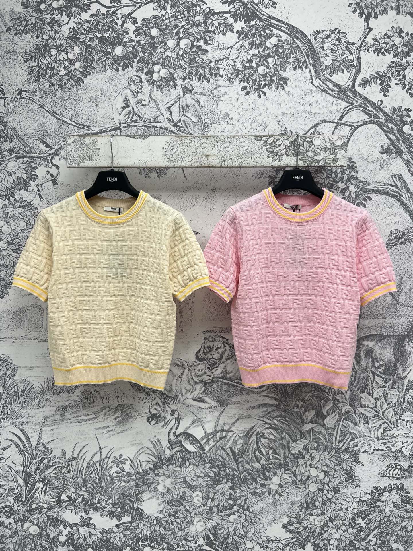 NO:318574,FD 25 early spring new style, double FF embossed jacquard knitted short-sleeved shirt, classic pullover sweater style, versatile upper body, not picky, contrasting FF embossed jacquard pattern, retro and eye-catching, imported machine weaving, wool blended yarn, two colors and three codes, SML, sweaters, T-shirt, alexander wang19860909FD 25早春新款 双FF浮雕提花针织短袖衫 经典套头毛衣版型 上身百搭不挑人 撞色的FF浮雕提花图案 复古又吸睛时髦 进口机子织造 羊毛混纺纱线 两色三码 SML,,sweaters,T-shirt,alexander wang,Women's clothing