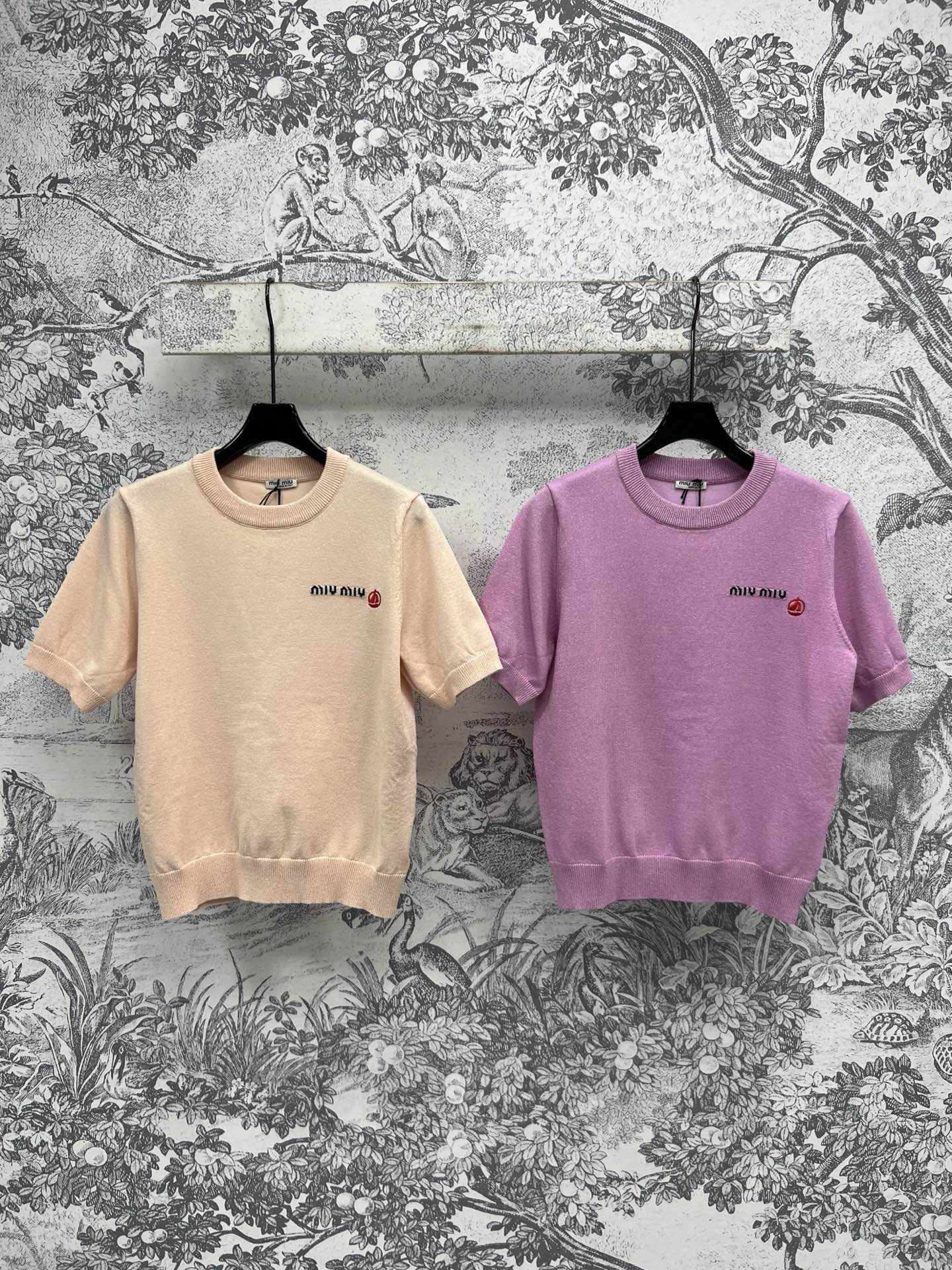 NO:318572,Miu 25 early spring new style round neck contrast color logo knitted top sweet and playful and fashionable chest embroidery logo embellishment loose design makes it more refined. The upper body easily grasps the noble and high-end feminine charm. Two colors and three codes SML, miumiu, alexander wang19860909Miu 25早春新款 圆领撞色 logo针织上衣 甜美俏皮又时髦 胸口刺绣logo点缀 宽松的设计更显精致 上身轻松拿捏贵气高级的女性魅力 两色三码 SML,,miumiu,alexander wang,Women's clothing