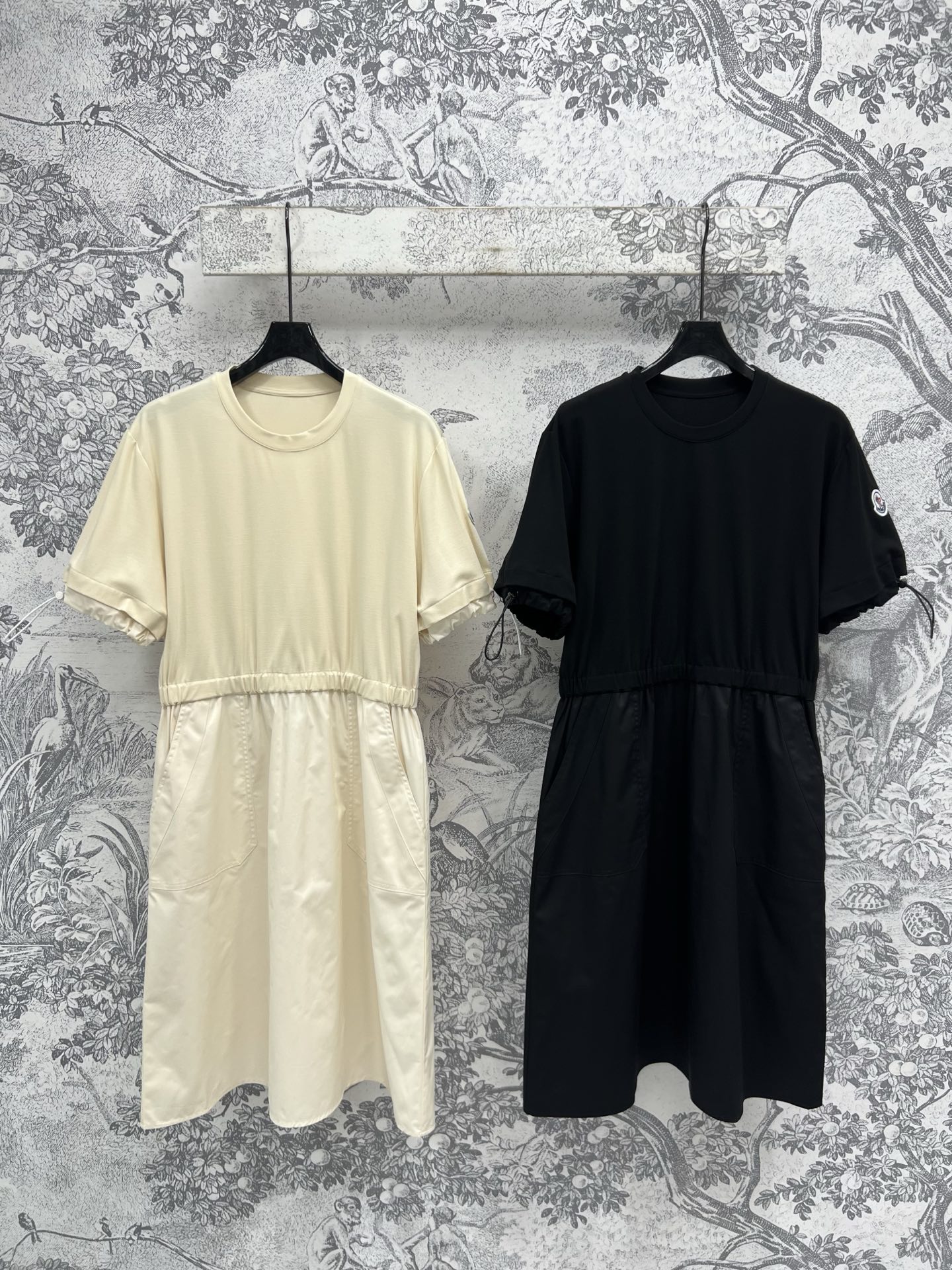 NO:318568,M Home 25 early spring new style, short-sleeved spliced ​​nylon dress, classic brand logo embellishment, fashionable and high-end, elastic waist spliced ​​nylon fabric large skirt, easy to divide the golden proportions, bring cool and handsome sense, fresh meat on the upper body covers the flesh and reduces age, cool girls compare fashionable items with two colors and three codes SML, skirts, T-shirt, gold, alexander wang19860909M家 25早春新款 短袖拼接尼龙连衣裙 袖身经典品牌徽标点缀 时髦又高级 松紧腰拼接尼龙面料大裙摆 轻松分割黄金比例身材 自带酷帅高级感 上身鲜肉遮肉又减龄 酷女孩比入时髦单品两色三码 SML,,skirts,T-shirt,gold,alexander wang,Women's clothing