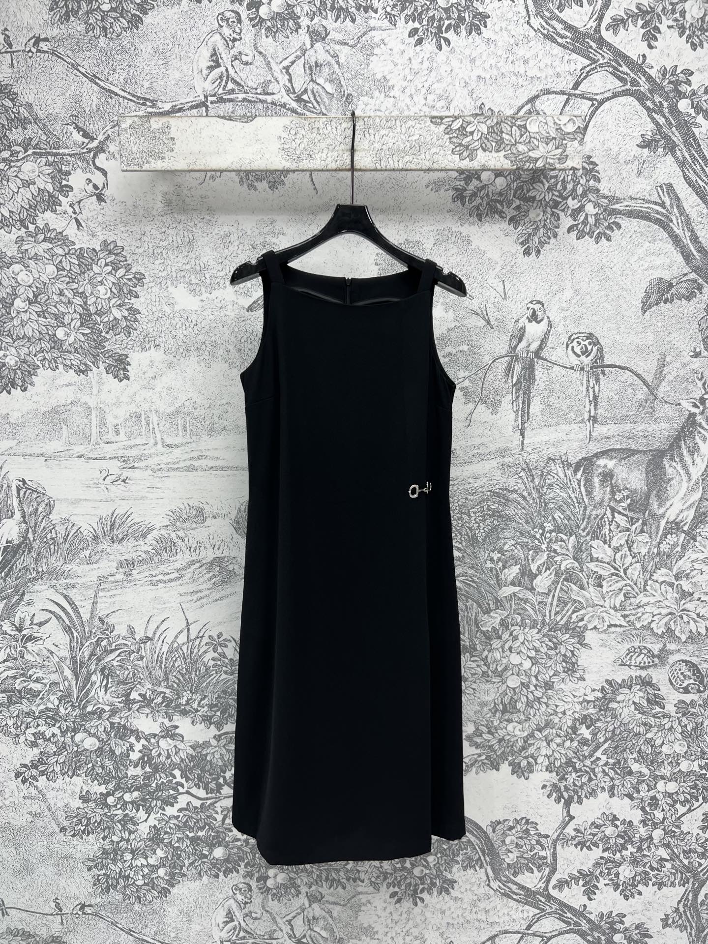 NO:318585,New early spring style, sleeveless vest dress, round neck suspender design, straight slim tailoring, natural and open aura return, horse slanted buckle hardware decoration, the upper body is really cool and stylish, cool and high-end black, single-fitting and layering are fashionable, one color and three-code SML, skirts, alexander wang19860909早春新款 无袖背心连衣裙 圆领吊带设计 直筒的修身剪裁 自然而开的气场归来 马斜扣五金装饰 上身真的酷飒有型 冷调的高级黑 单穿叠搭都时髦 一色三码 SML,,skirts,alexander wang,Women's clothing