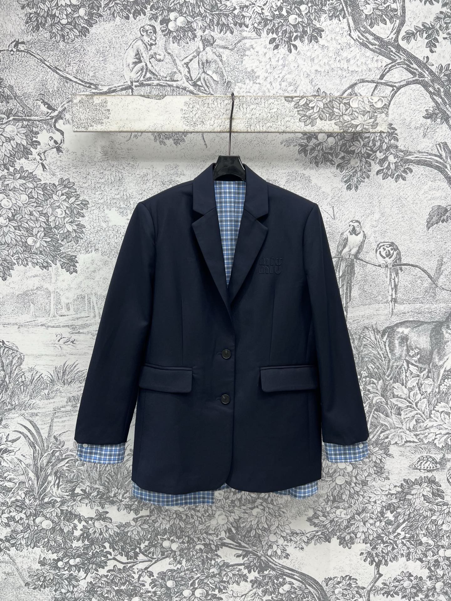 NO:318583,Miu 25 early spring new style, plaid splicing fake two-piece suit, simple straight-tube style, elegant and not picky for people to wear, it looks very good when wearing casually, splicing plaid two-piece design, lapel design, grey and often tactile face, it is a suit jacket that a small girl can easily control, the upper body is really capable, the fabric is wide and tangible, and the comfort is full of detail, the cuffs are also made of fake two-piece splicing design, it is really a trick everywhere, fashionable and high-end one-color three-code SML,,miumiu, jackets & coats,business suit,alexander wang19860909Miu 25早春新款 格纹拼接假两件西装 简约直筒的版型 经点大气不挑人穿哦 随意穿搭都很好看哦 拼接格纹假两件设计 翻领设计 灰常修shi脸型 是一件小个子MM能轻松驾驭的西装外套 上身真的干练十足哦 面料上身挺阔有形 舒适感十足细节感满满哦袖口也做了假两件的拼接设计 真的哪哪都是小心机 时髦又高级一色三码 SML,,miumiu,jackets & coats,business suit,alexander wang,Women's clothing