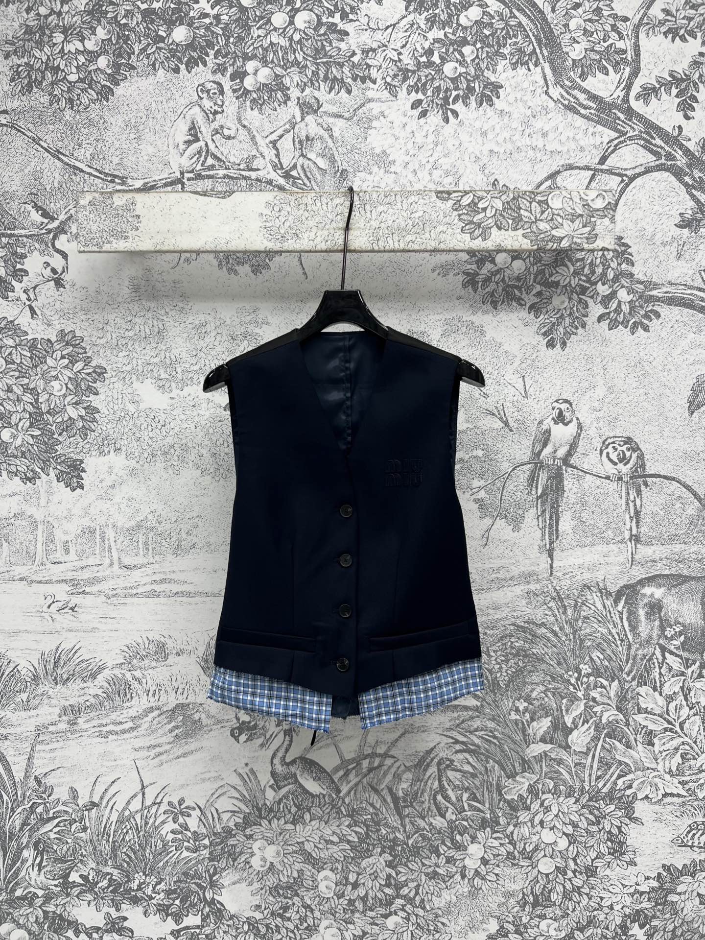 NO:318581,New early spring model, V-neck fake two-piece vest, small vest is super popular, plaid fake two-piece design with buckle and waist embellishment at the back, the upper body is huge and high-end, three-dimensional slim tailoring, capable and fashionable, a must-have item for important occasions and commuting and going out on the street, one color, three-code SML, alexander wang19860909早春新款 V领假两件马甲 小马甲超级火爆 衣摆拼接格纹假两件设计 后面带有搭扣收腰点缀 上身巨显高级 立体修身剪裁 干练时髦 属于重要场合和通勤出街的必备单品 一色三码 SML,,alexander wang,Women's clothing