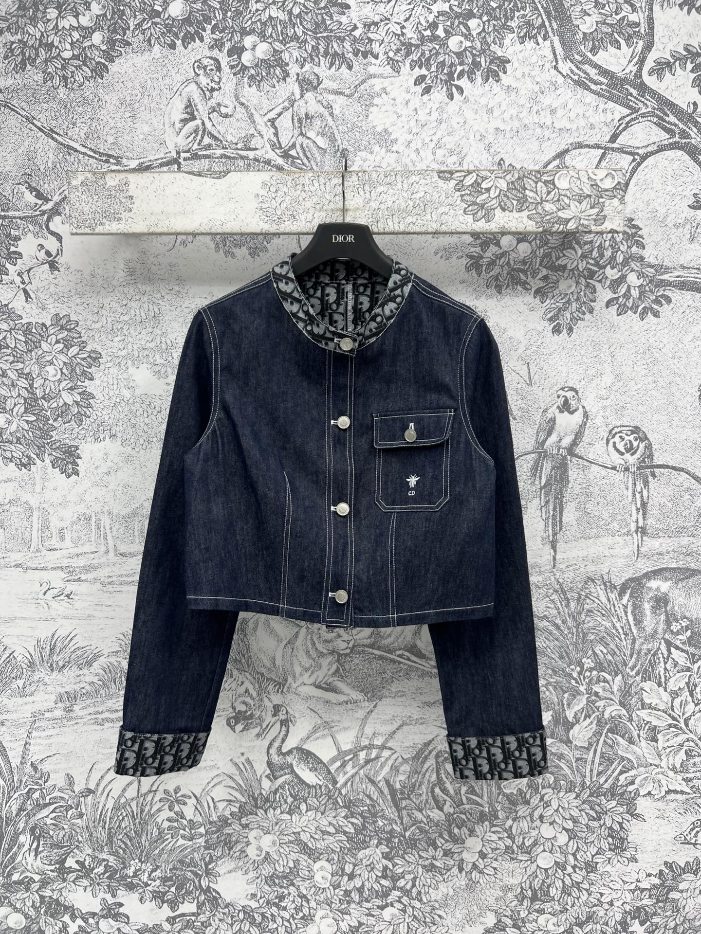 NO:318579,D Home 25 early spring new round neck denim jacket The retro blue color is so beautiful. The classic style is versatile, fashionable and stylish. The handsome and cool imported washing process. The old-fashioned jacquard denim fabric inside. The texture is three-dimensional and stylish. Customized retro hardware buckle accessories. One color and three codes. SML, dior, jackets & coats, alexander wang.19860909D家 25早春新款 圆领牛仔外套 复古蓝的颜色太好看了 经典的版型上身百搭又时髦有型 帅气又拉风进口洗水工艺 里面老花提花牛仔面料 质感立体有型 定制复古五金扣配件 一色三码 SML,,dior,jackets & coats,alexander wang,Women's clothing