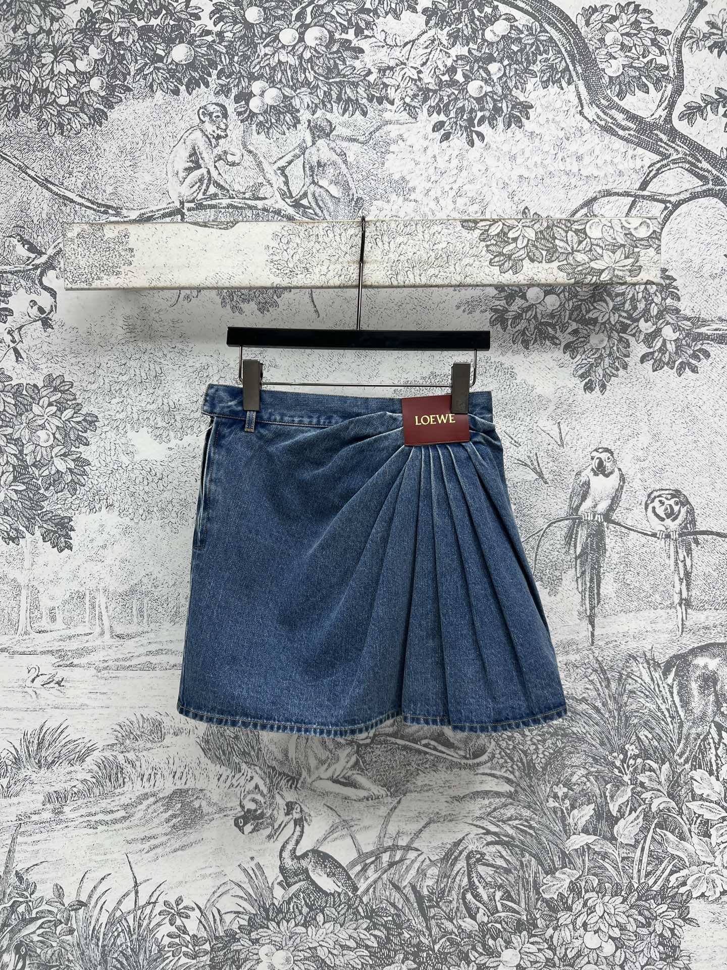 NO:318577,LW Home 25 Early Spring New Style, Wrinkled Logo Leather Decorated Denim Short Skirt, Side Zipper High Waist Logo Leather Embellishment, Skirt Hem Wrinkled Design, Waist-closed A-style, Big body-size, Slimming, Heavy Industry Washing Cowboy, Any combination is cool, Super visual impact, Denim Short Skirt is definitely a versatile artifact, Any combination of T-shirt is very youthful and age-reducing, One color three-code SML, Skirts, Tees, T-shirt, Alexander wang19860909LW家 25早春新款 褶皱logo皮革装饰牛仔短裙 侧拉链高腰logo皮革点缀 裙摆皱褶设计 收腰小A版型 上身巨显身材比例 显瘦绝绝子 重工洗水牛仔 随便搭配都很酷 视觉冲击感超强 牛仔短裙绝对是百搭神器 随便搭配个T恤就很青春减龄 一色三码 SML,,skirts,tees，t-shirt,alexander wang,Women's clothing