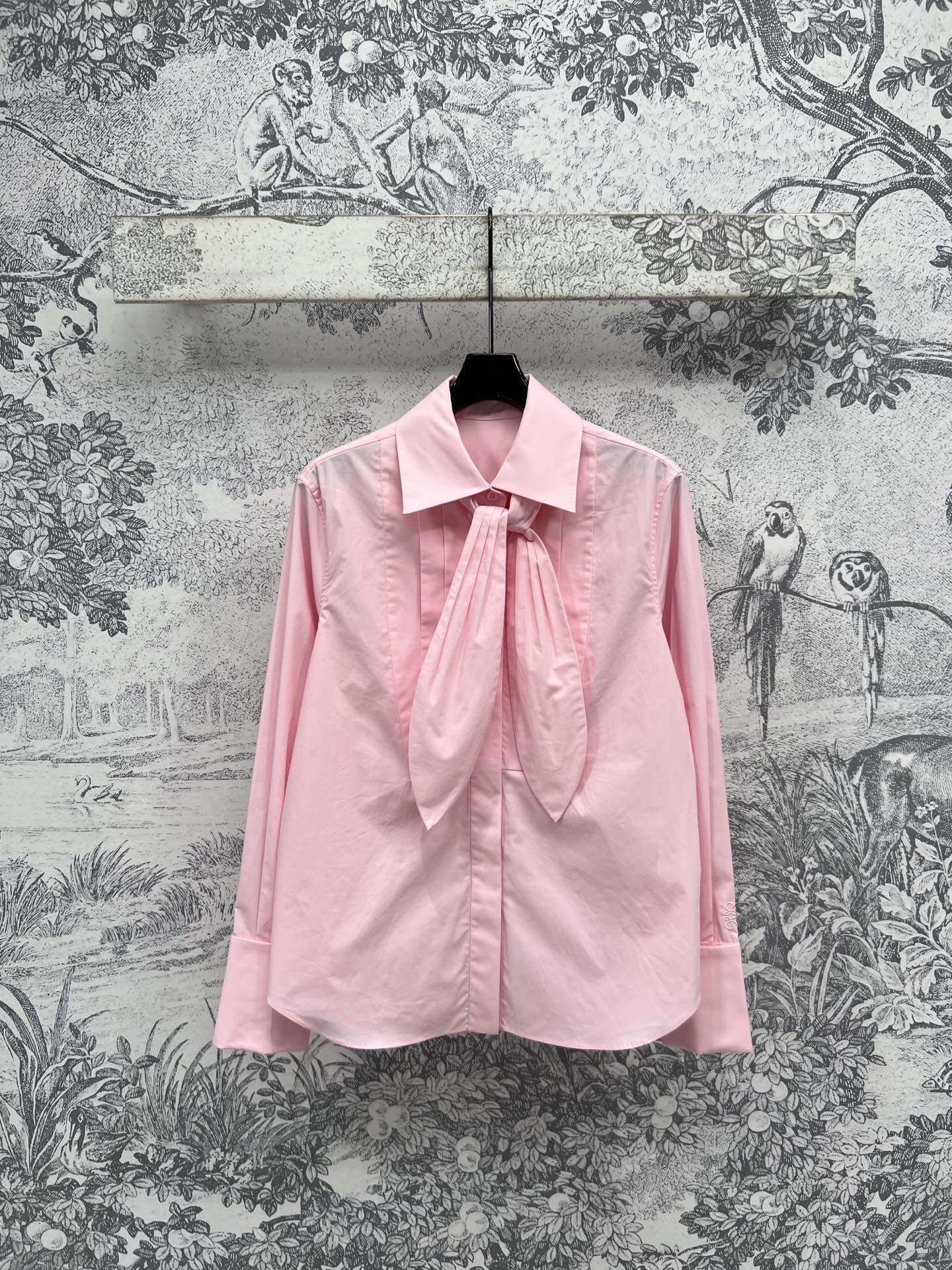 NO:318575,LW Home 25 Early Spring New Rabbit Ear-Tie Shirt Don't Leave the Ingenious Thoughts in Details Chic Necklace Doubles the gentle temperament and the noble temperament is immediately grasped. Bunny ear design tie knot with cuff gold ring decoration Embroidery logo illuminates the shape easily defeats solid-color shirts Customized with design characteristics and fashionable and versatile Tender and temperament No matter how you wear it, two colors and three codes SML, Shirts,ring,alexander wang19860909LW家 25早春新款 兔耳系节衬衫 不放过细节处的巧思 别致领口 温婉气质翻倍 矜贵气韵立马拿捏 领口兔耳朵设计系带结 袖口金戒指装饰 刺绣logo点亮造型 轻松打败纯色衬衫 定制有设计特点又时髦百搭 温柔有气质 怎么穿都不会出错 两色三码 SML,,shirts,ring,alexander wang,Women's clothing