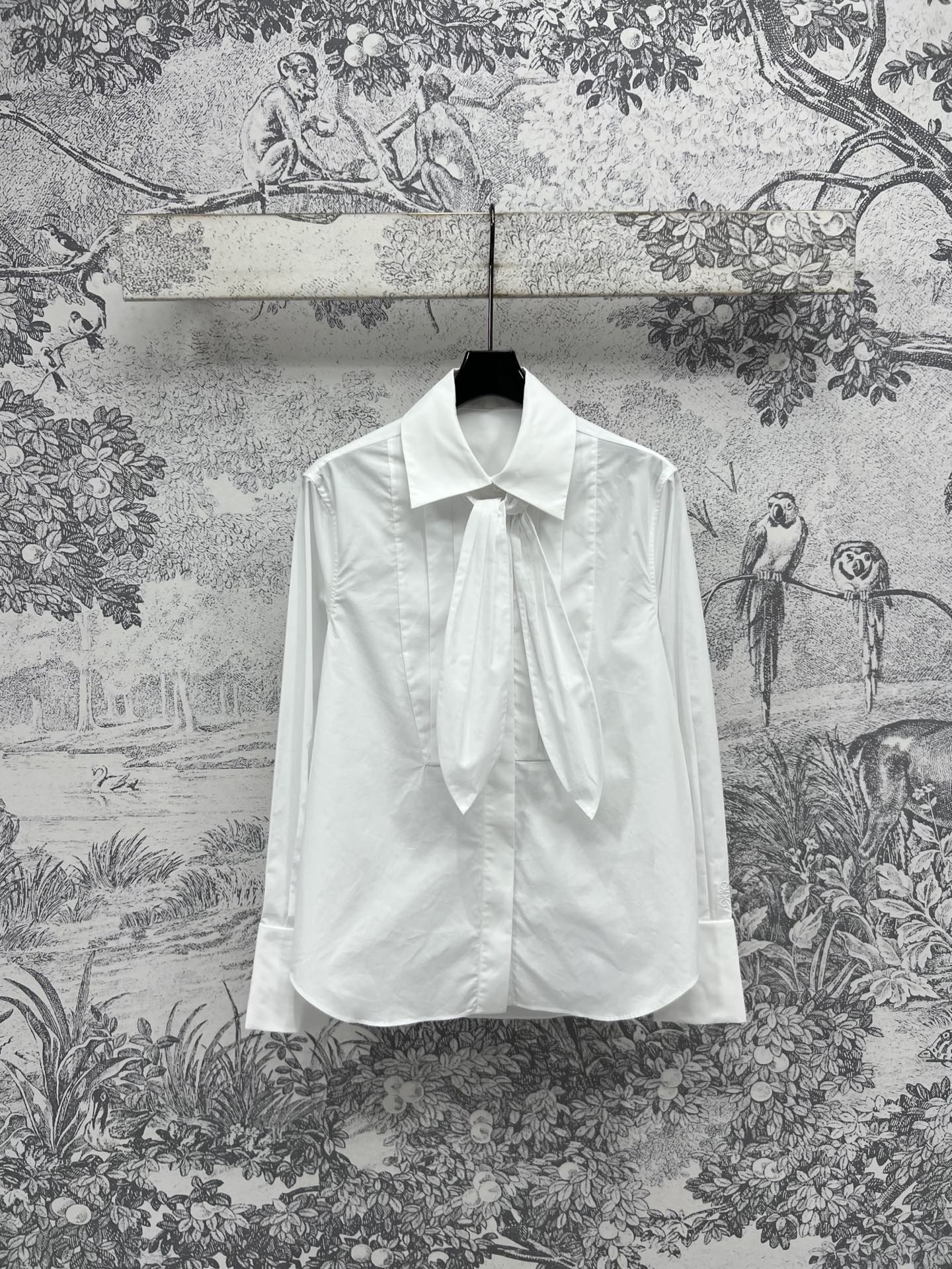 NO:318573,LW Home 25 Early Spring New Rabbit Ear-Tie Shirt Don't Leave the Ingenious Thoughts in Details Chic Necklace Doubles the gentle temperament and the noble temperament is immediately grasped. Bunny ear design tie knot with cuff gold ring decoration Embroidery logo illuminates the shape easily defeats solid-color shirts Customized with design characteristics and fashionable and versatile Tender and temperament No matter how you wear it, two colors and three codes SML, Shirts,ring,alexander wang19860909LW家 25早春新款 兔耳系节衬衫 不放过细节处的巧思 别致领口 温婉气质翻倍 矜贵气韵立马拿捏 领口兔耳朵设计系带结 袖口金戒指装饰 刺绣logo点亮造型 轻松打败纯色衬衫 定制有设计特点又时髦百搭 温柔有气质 怎么穿都不会出错 两色三码 SML,,shirts,ring,alexander wang,Women's clothing