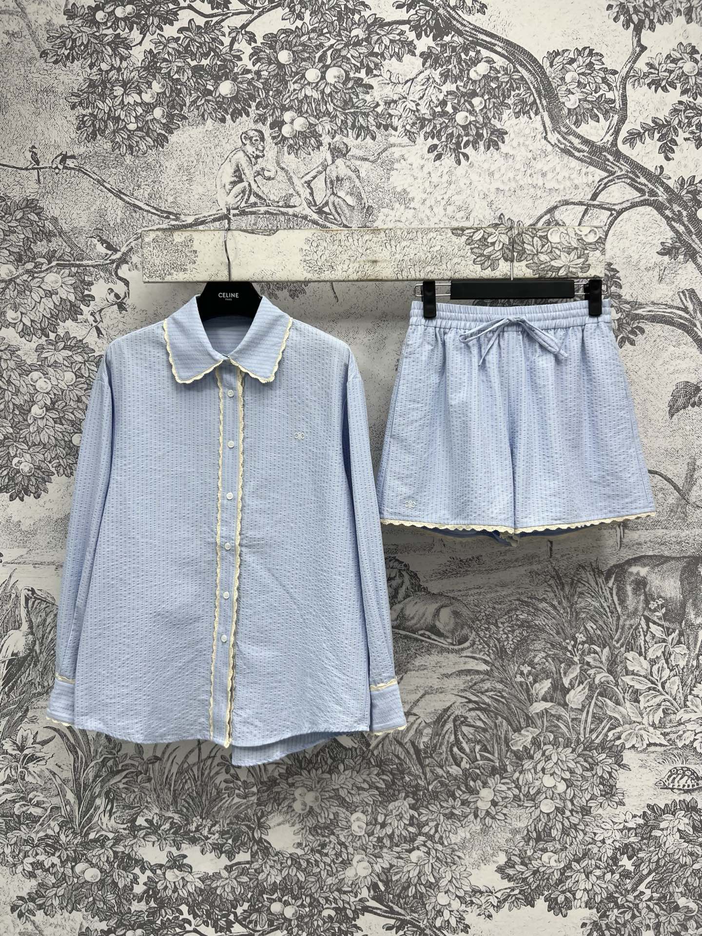 NO:318571,CE Home 25 early spring new style, long-sleeved shirt   high-waisted A-line shorts, classic lapel lace embellishment design to modify the neck, blue is particularly eye-catching, with noble temperament, loose shirt with casual and casual upper body, classic A-line shorts, super long legs, super temperament, cover flesh and make you look slimming, loose and comfortable, not picky about the figure at all, a set of upper body, age-reducing and casual and elegant, it is simply amazing when going out on the street every day, one color three sizes SML, shorts, shirts, alexander wang19860909CE家 25早春新款 长袖衬衫 高腰A字短裤 经典的翻领蕾丝点缀设计修饰脖颈 蓝色特别吸睛抢眼 自带高贵气质 宽松衬衫上身休闲又随性 经典的A字版型短裤 超显腿长 上身超级显气质 遮肉显瘦绝绝子 版型宽松舒适完全不挑身材 一套上身 减龄又随性优雅 日常出街简直绝了 一色三码 SML,,shorts,shirts,alexander wang,Women's clothing