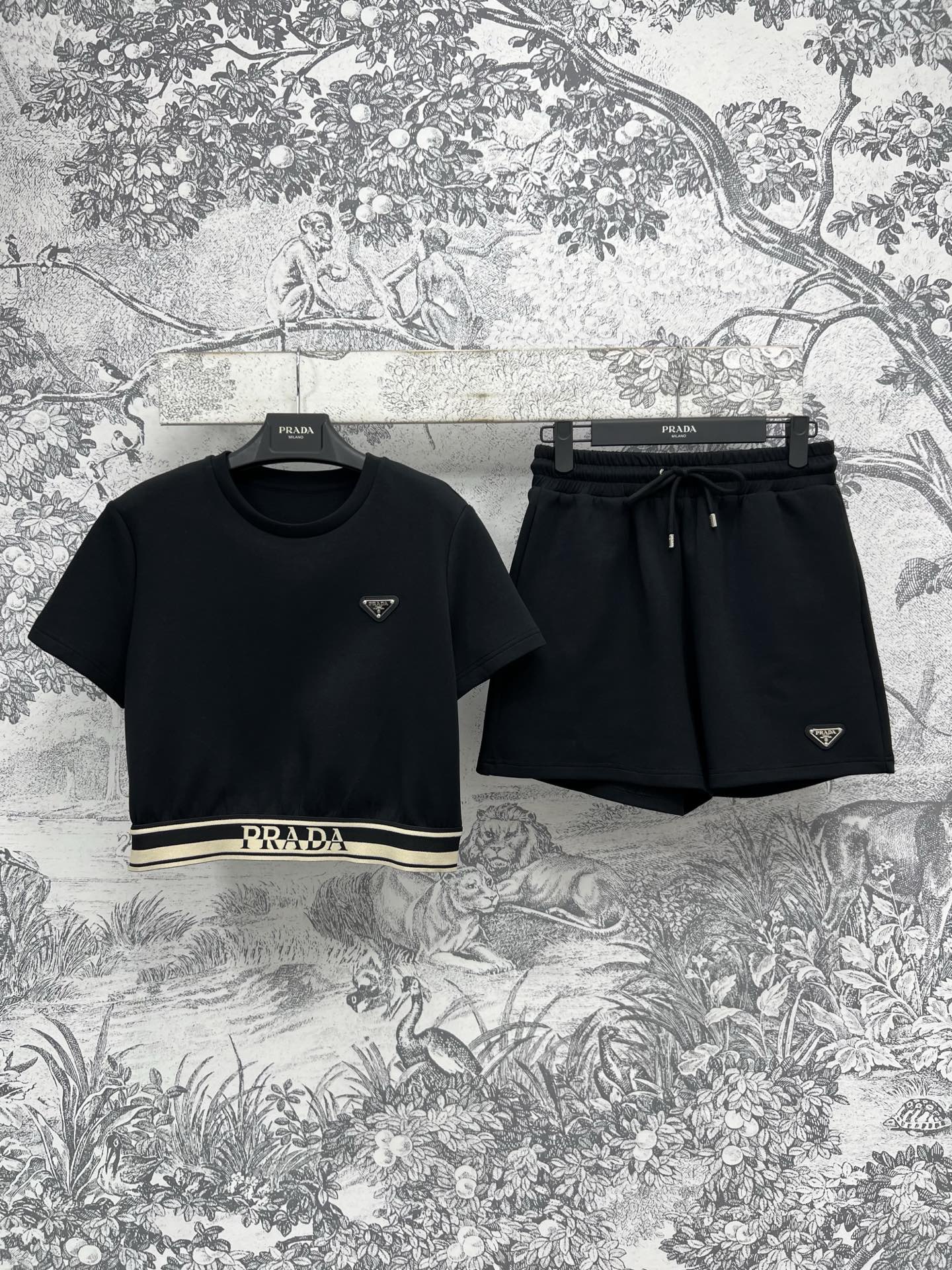 NO:318569,PD Home 25 early spring new logo webbing casual set Short-sleeved sweatshirt   elastic waist shorts One set is so good to wear, casual and comfortable and breathable, simple matching, clean and refreshing upper body, short sweatshirt with elastic shorts, a set of comfortable, classic triangle embellishment logo webbing elastic waist, high-end fashionable, two colors and three codes SML,,dior,hoodie,sweatshirts, shorts,T-shirt,alexander wang19860909PD家 25早春新款 logo织带休闲套装 短袖卫衣 松紧腰短裤 一套穿太赞了 休闲又舒适透气 简简单单的搭配 上身干净又清爽 短款卫衣搭配松紧短裤 一套舒适感十足 经典三角标点缀 logo织带松紧腰加持 高级时髦 两色三码 SML,,dior,hoodie,sweatshirts,shorts,T-shirt,alexander wang,Women's clothing