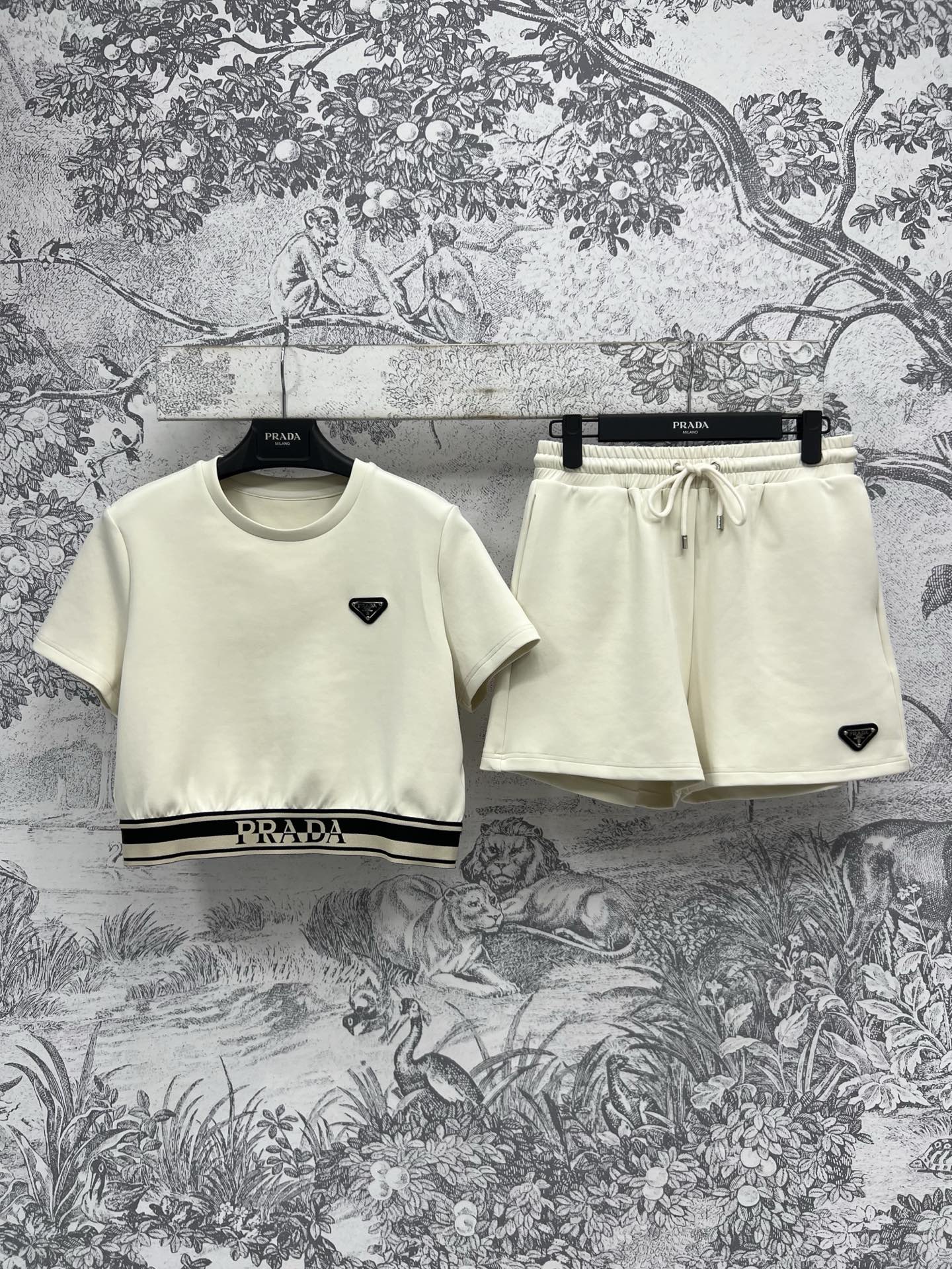NO:318567,PD Home 25 early spring new logo webbing casual set Short-sleeved sweatshirt   elastic waist shorts One set is so good to wear, casual and comfortable and breathable, simple matching, clean and refreshing upper body, short sweatshirt with elastic shorts, a set of comfortable, classic triangle embellishment logo webbing elastic waist, high-end fashionable, two colors and three codes SML,,dior,hoodie,sweatshirts, shorts,T-shirt,alexander wang19860909PD家 25早春新款 logo织带休闲套装 短袖卫衣 松紧腰短裤 一套穿太赞了 休闲又舒适透气 简简单单的搭配 上身干净又清爽 短款卫衣搭配松紧短裤 一套舒适感十足 经典三角标点缀 logo织带松紧腰加持 高级时髦 两色三码 SML,,dior,hoodie,sweatshirts,shorts,T-shirt,alexander wang,Women's clothing