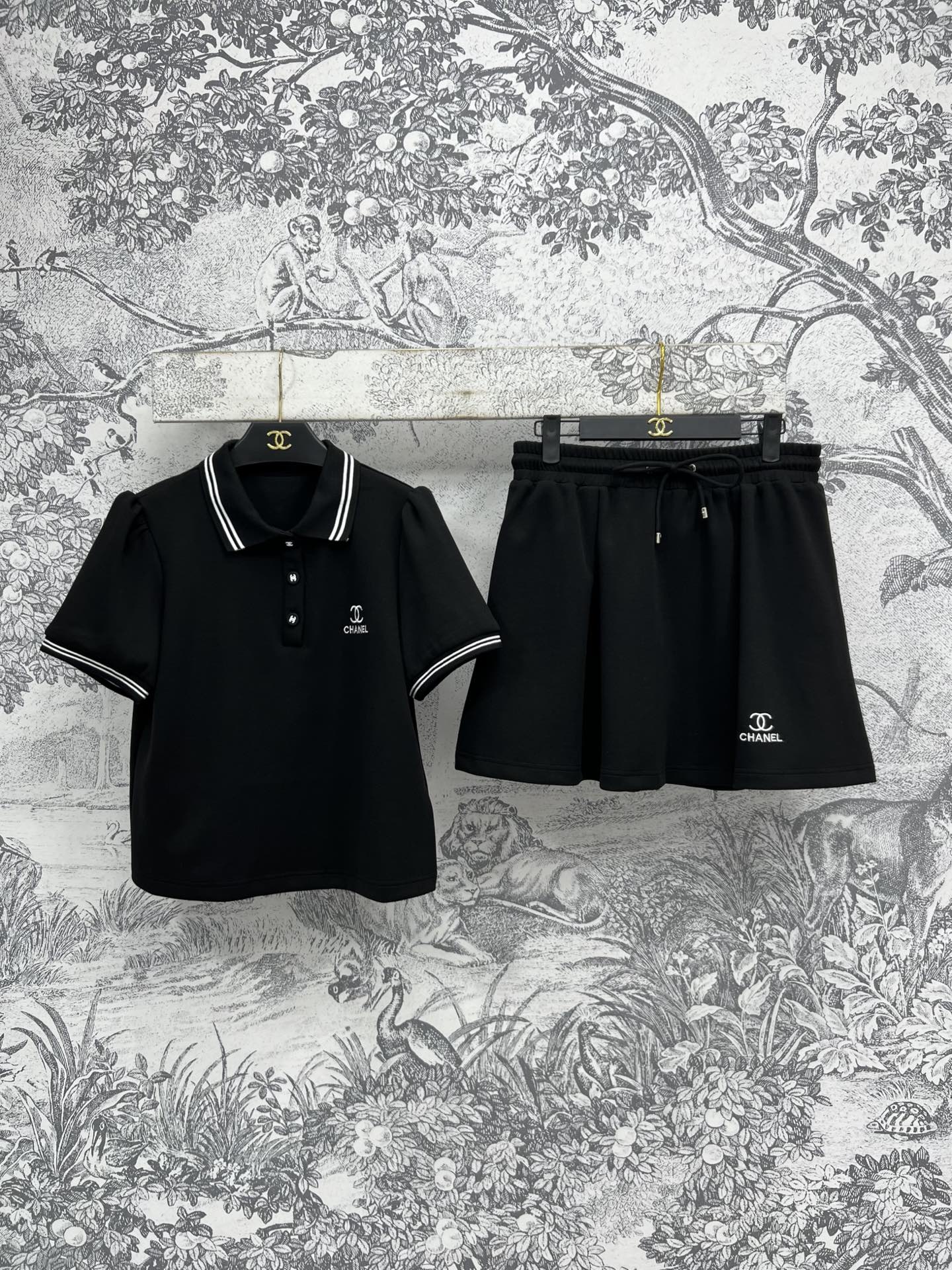 NO:318566,Xiaoxiang style 25 early spring new style Polo neck short-sleeved top   elastic waist skirt. It's so youthful. Fashionable girl with classic letter logo embroidery. Low-key and fashionable. POLO neck short-sleeved sleeves with high-waisted skirt. It's so amazing. It's full of campus style. It's age-reducing. The style is super positive. It's versatile and not picky about people. SML, skirts, T-shirt, alexander wang.19860909小香风 25早春新款 Polo领短袖上衣 松紧腰短裙 简直太青春了 时髦少女绝绝子 经典的字母logo刺绣点缀 低调又时髦 POLO领短袖搭配高腰短裙 遮肉显瘦简直绝了 满满的校园风减龄感 版型超正 修饰身型 百搭不挑人两色三码 SML,,skirts,T-shirt,alexander wang,Women's clothing