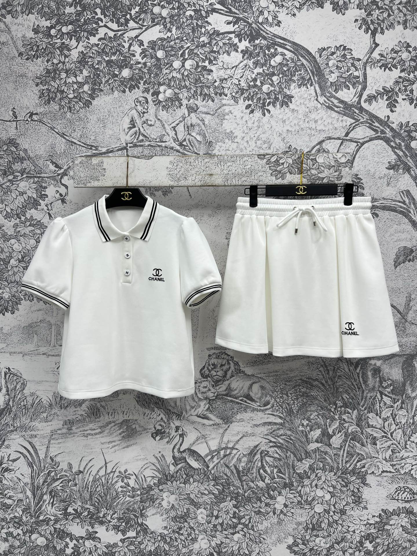 NO:318563,Xiaoxiang style 25 early spring new style Polo neck short-sleeved top   elastic waist skirt. It's so youthful. Fashionable girl with classic letter logo embroidery. Low-key and fashionable. POLO neck short-sleeved sleeves with high-waisted skirt. It's so amazing. It's full of campus style. It's age-reducing. The style is super positive. It's versatile and not picky about people. SML, skirts, T-shirt, alexander wang.19860909小香风 25早春新款 Polo领短袖上衣 松紧腰短裙 简直太青春了 时髦少女绝绝子 经典的字母logo刺绣点缀 低调又时髦 POLO领短袖搭配高腰短裙 遮肉显瘦简直绝了 满满的校园风减龄感 版型超正 修饰身型 百搭不挑人两色三码 SML,,skirts,T-shirt,alexander wang,Women's clothing
