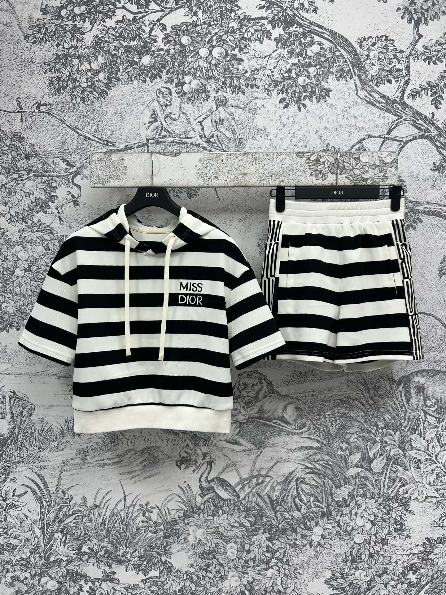 NO:318560,D Home 25 Early Spring New Striped Casual Set Hooded Short Sleeve Sweatshirt   Elastic Shorts A casual upper body and daily sports style. The positioned letter embroidery logo is simple and classic. The small loose style is very easy to choose. A small person can also easily make you look taller. One color three codes SML, dior, hoodie, sweatshirts, shorts, T-shirt, hats, alexander wang19860909D家 25早春新款 条纹休闲套装 连帽短袖卫衣 松紧腰短裤 一套上身随性又日常运动风 定位的字母刺绣logo简约经典 小宽松的版型非常不挑个 小个子也能轻松显高哦 一色三码 SML,,dior,hoodie,sweatshirts,shorts,T-shirt,hats,alexander wang,Women's clothing