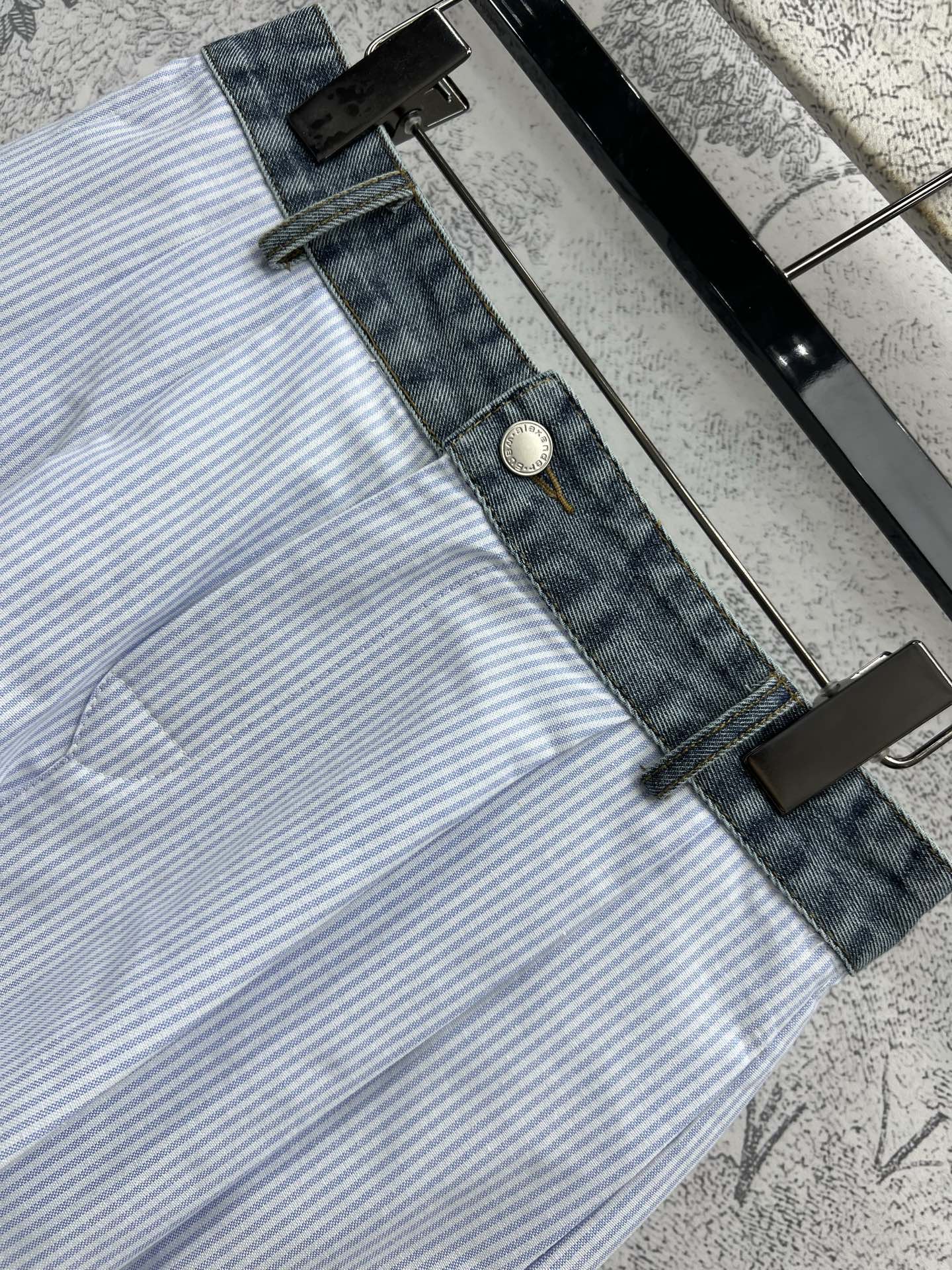 25早春新款 翻领衬衫+百褶裤裙+直筒裤 复古白色大气优雅 蓝色条纹配色清新减龄 两色一系列随意搭配  