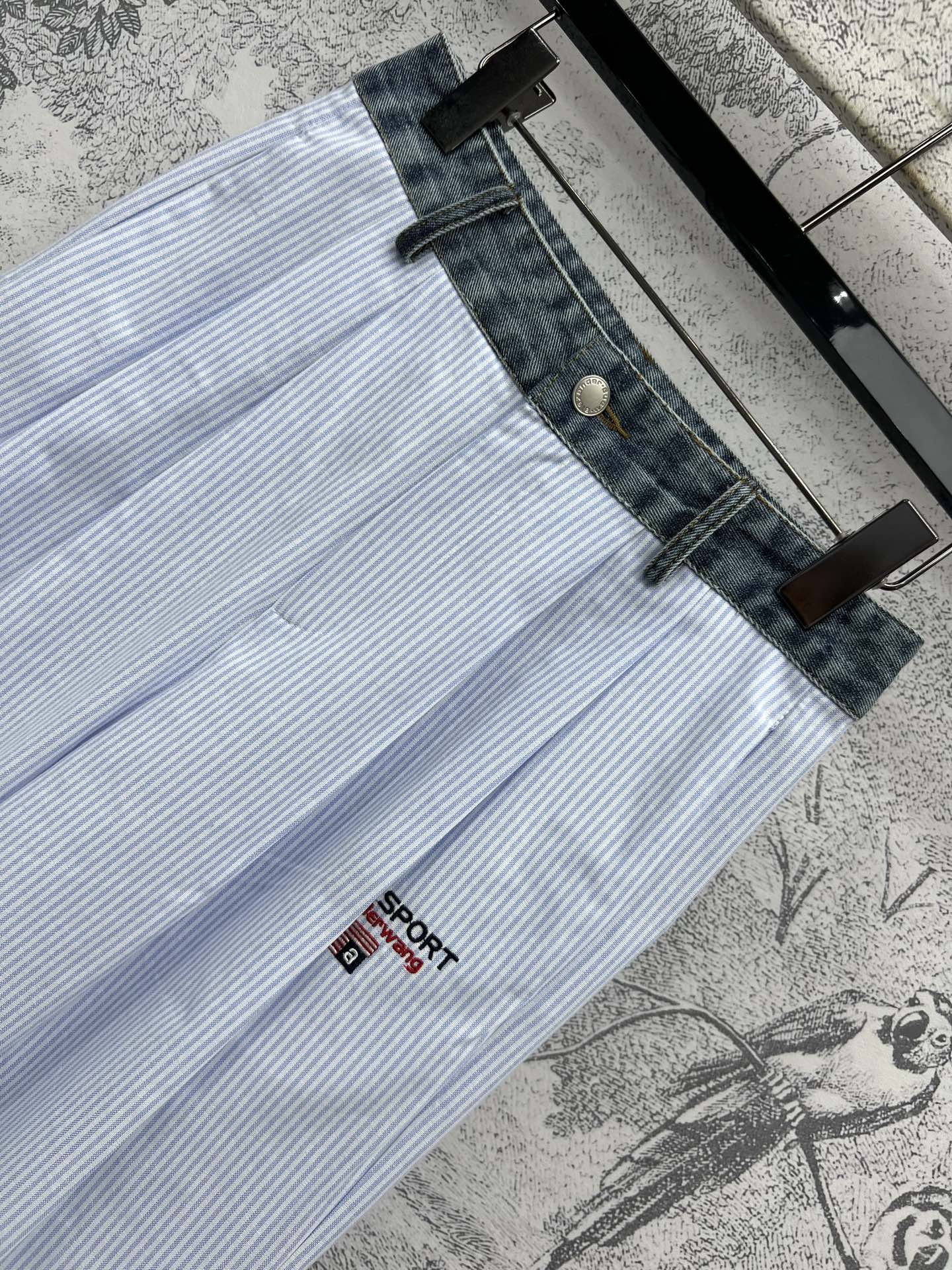 25早春新款 翻领衬衫+百褶裤裙+直筒裤 复古白色大气优雅 蓝色条纹配色清新减龄 两色一系列随意搭配  