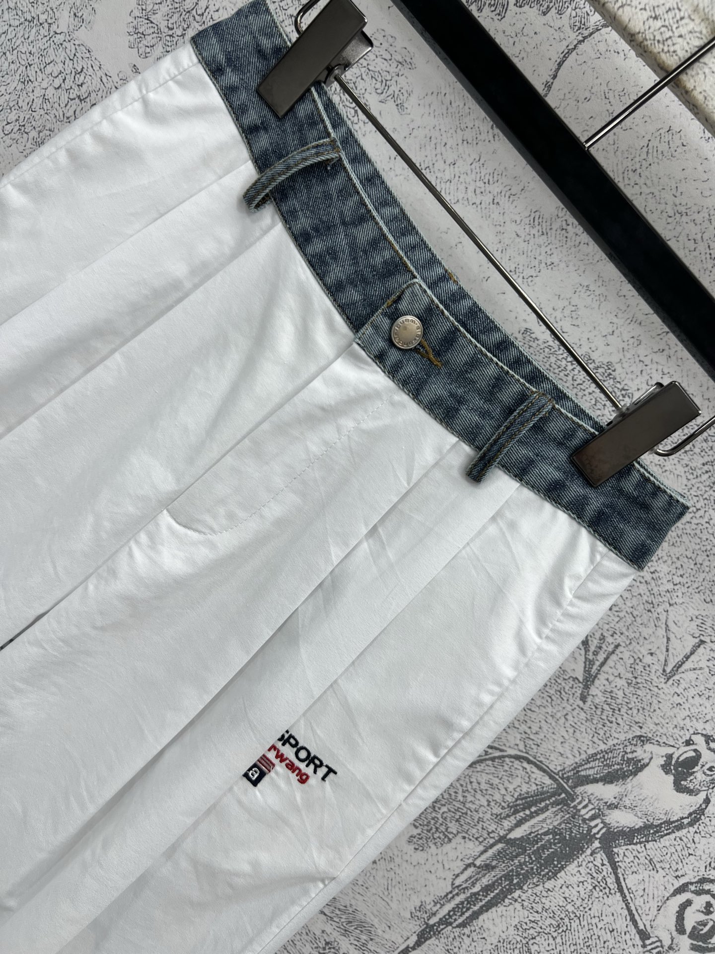 25早春新款 翻领衬衫+百褶裤裙+直筒裤 复古白色大气优雅 蓝色条纹配色清新减龄 两色一系列随意搭配  
