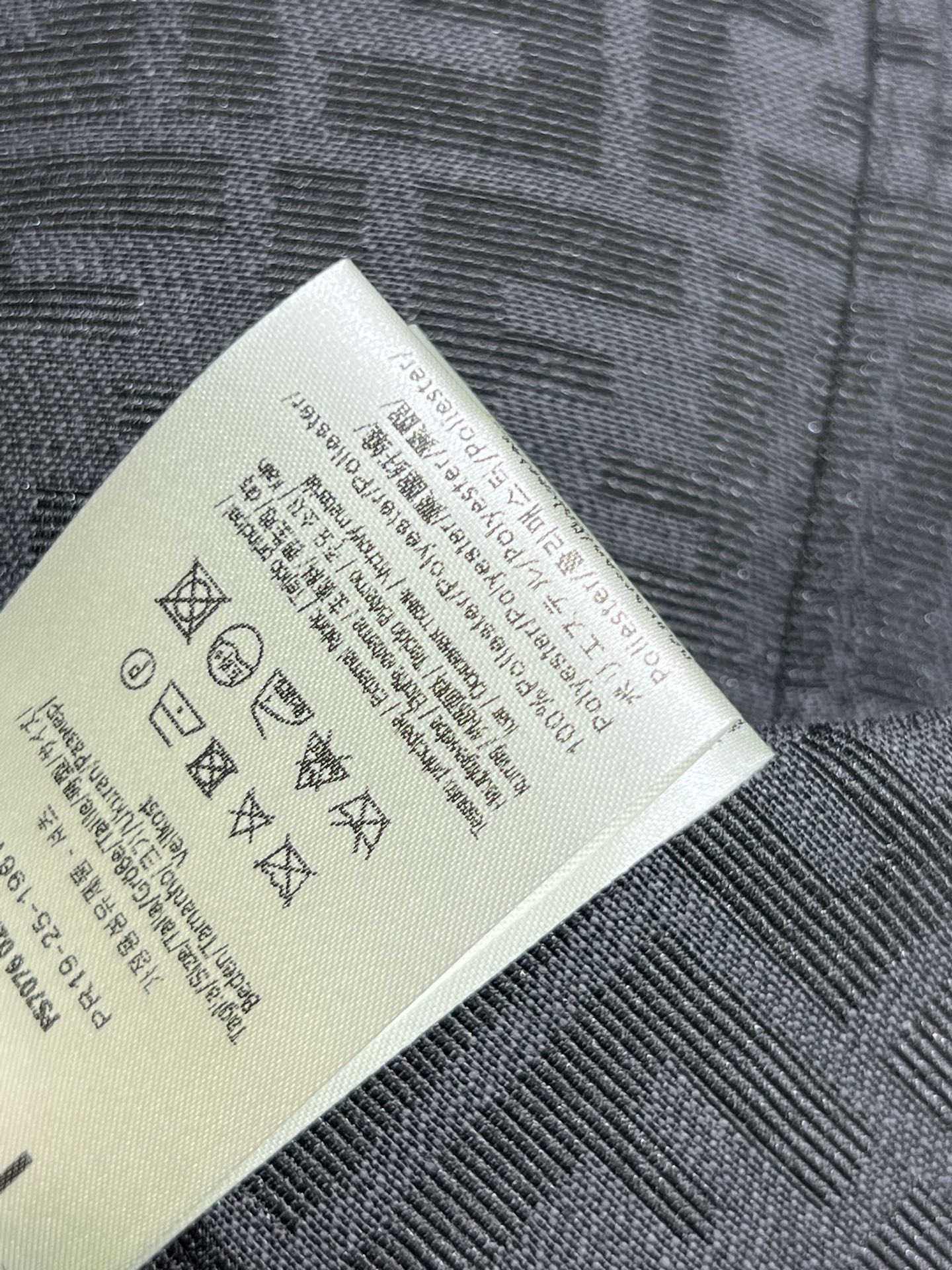 FD家 25早春新款 logo皮牌装饰F F提花半裙 后开叉露腿设计 妥妥的显腿长 高腰和包臀设计轻松将