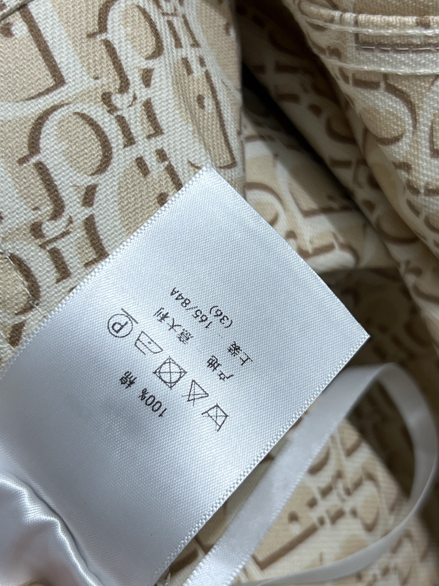 D家 25早春新款 牛仔排扣半身裙 连帽金色D字母提花重工洗水牛仔 复古感色系超级百搭 采用的纯棉材质 