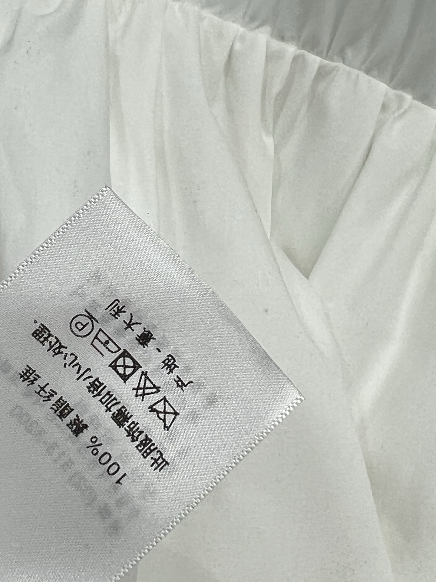 D家 25早春新款 小V领收腰小飞袖连衣裙 这件衣服上身也太乖了吧 小飞袖设计俏皮减龄 经典小蜜蜂刺绣l