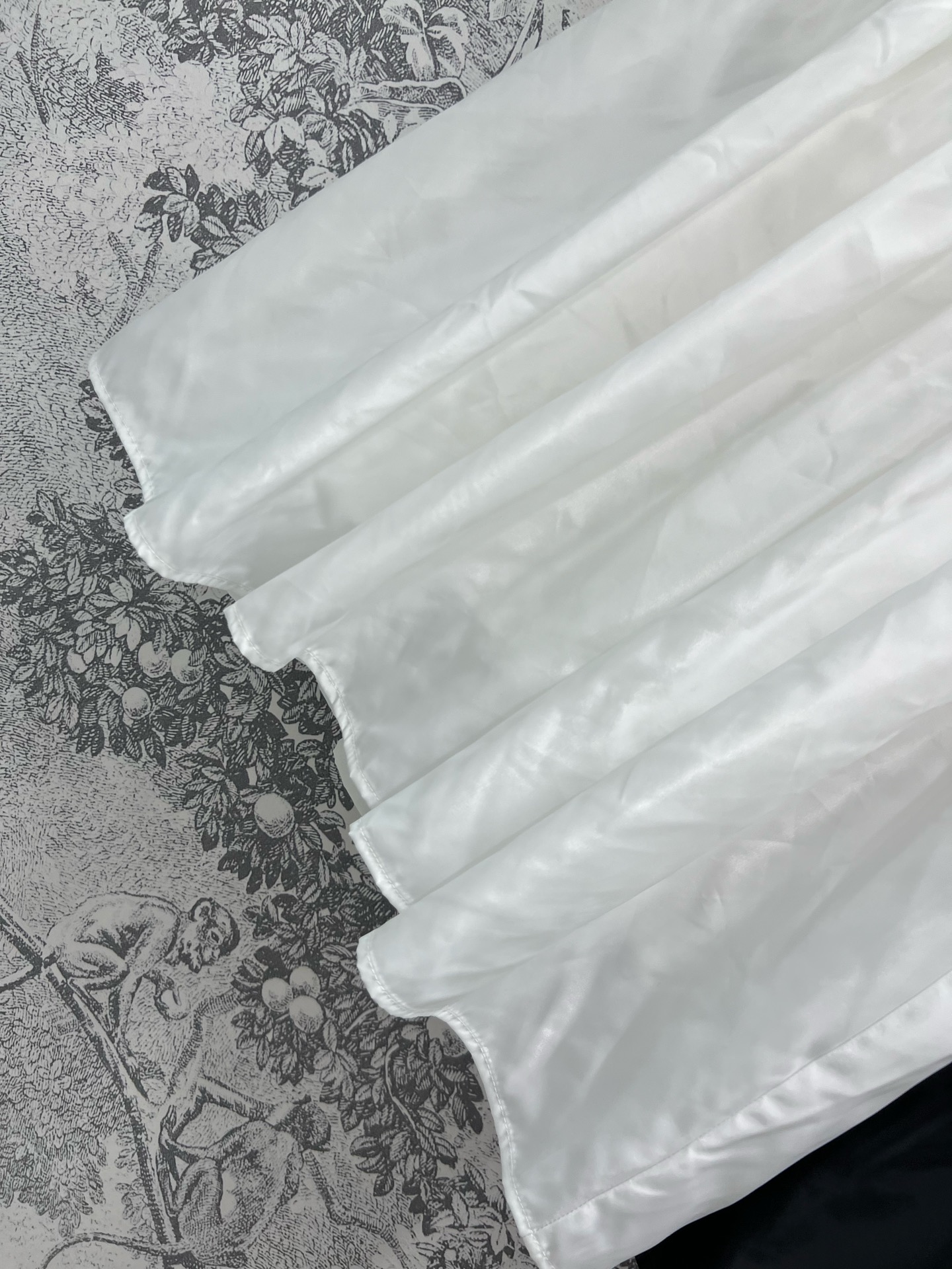 M家 25早春新款 泡泡袖拼接尼龙连衣裙 圆领卫衣拼接尼龙裙摆设计 泡泡袖logo徽标点缀 腰间松紧抽绳