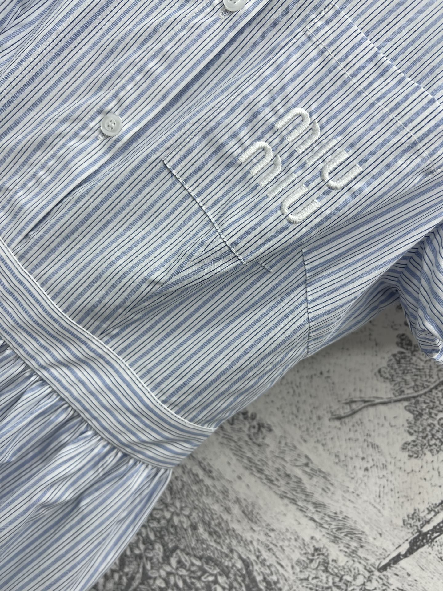 Miu 25早春新款 条纹泡泡袖连衣裙 撞色翻领logo扣饰装饰 泡泡短袖大裙摆 上身减龄又优雅气质 经