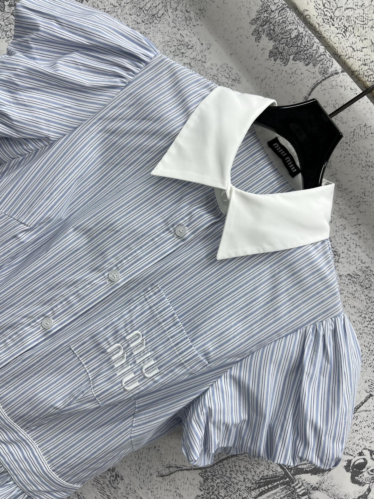 Miu 25早春新款 条纹泡泡袖连衣裙 撞色翻领logo扣饰装饰 泡泡短袖大裙摆 上身减龄又优雅气质 经