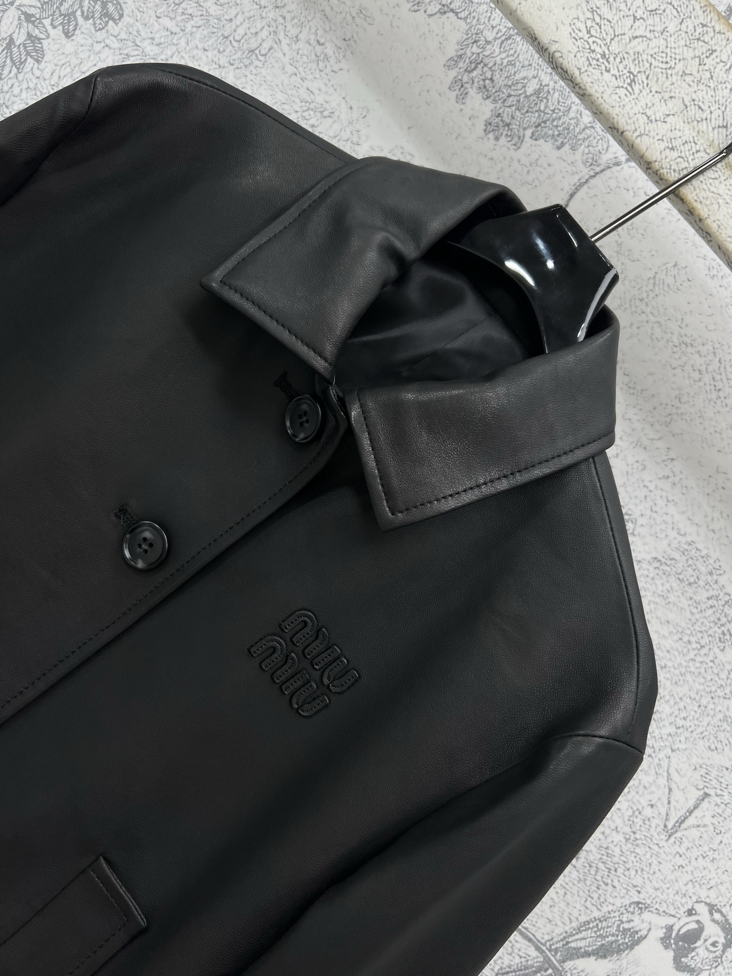 Miu 25早春新款 翻领皮衣外套 时髦精穿搭怎么能少了酷帅有型的皮衣 气质短款翻领皮外套 胸前刺绣lo