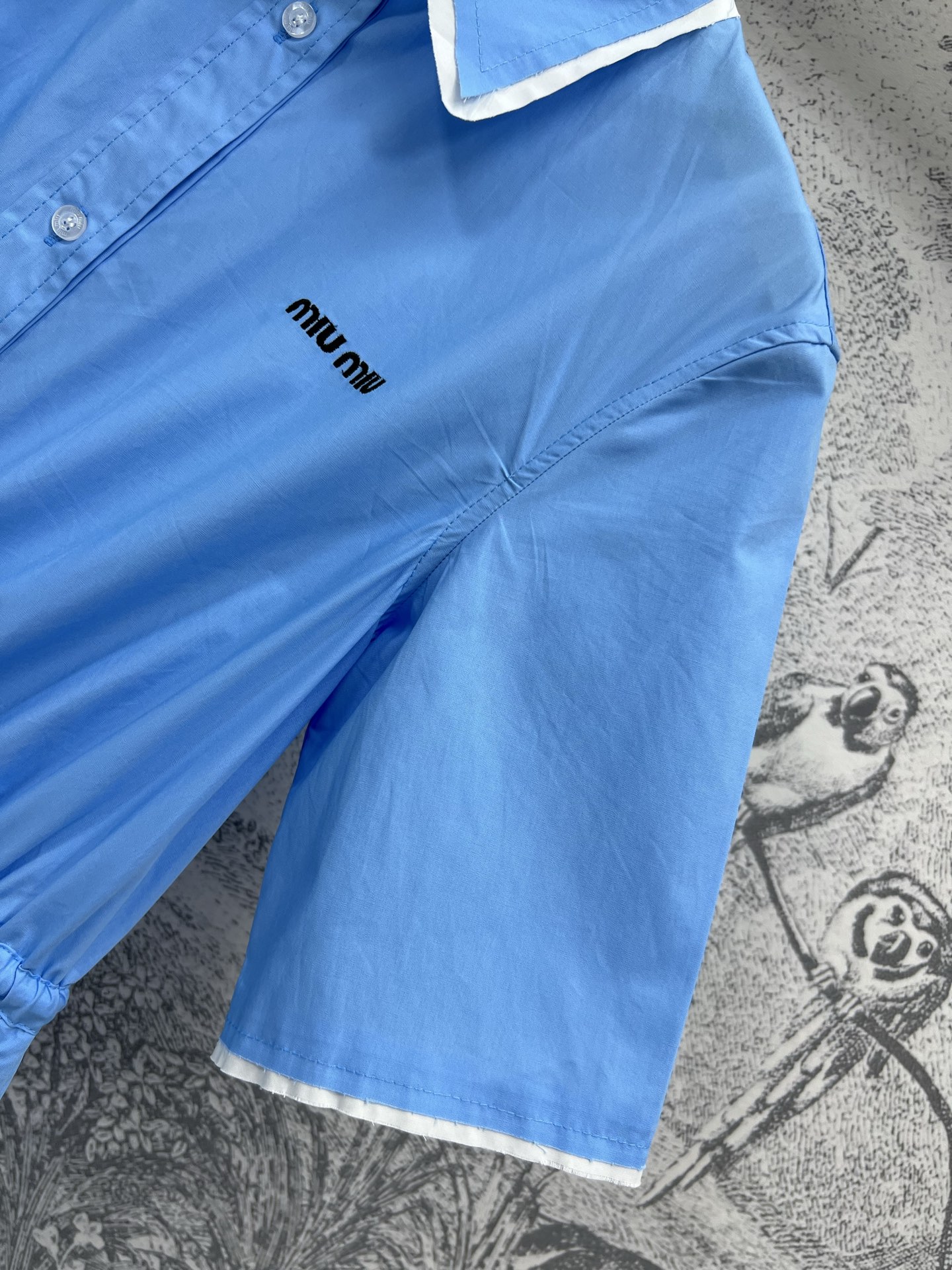 Miu 25早春新款 蓝色翻领短袖连衣裙 品牌字母刺绣logo点缀 抽绳收腰大裙摆上身超级好看 属于不挑