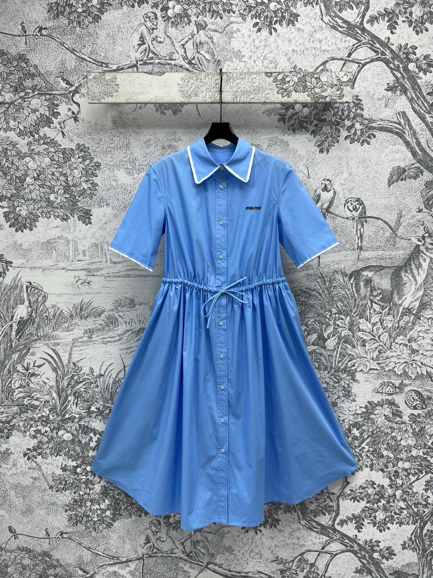 Miu 25早春新款 蓝色翻领短袖连衣裙 品牌字母刺绣logo点缀 抽绳收腰大裙摆上身超级好看 属于不挑
