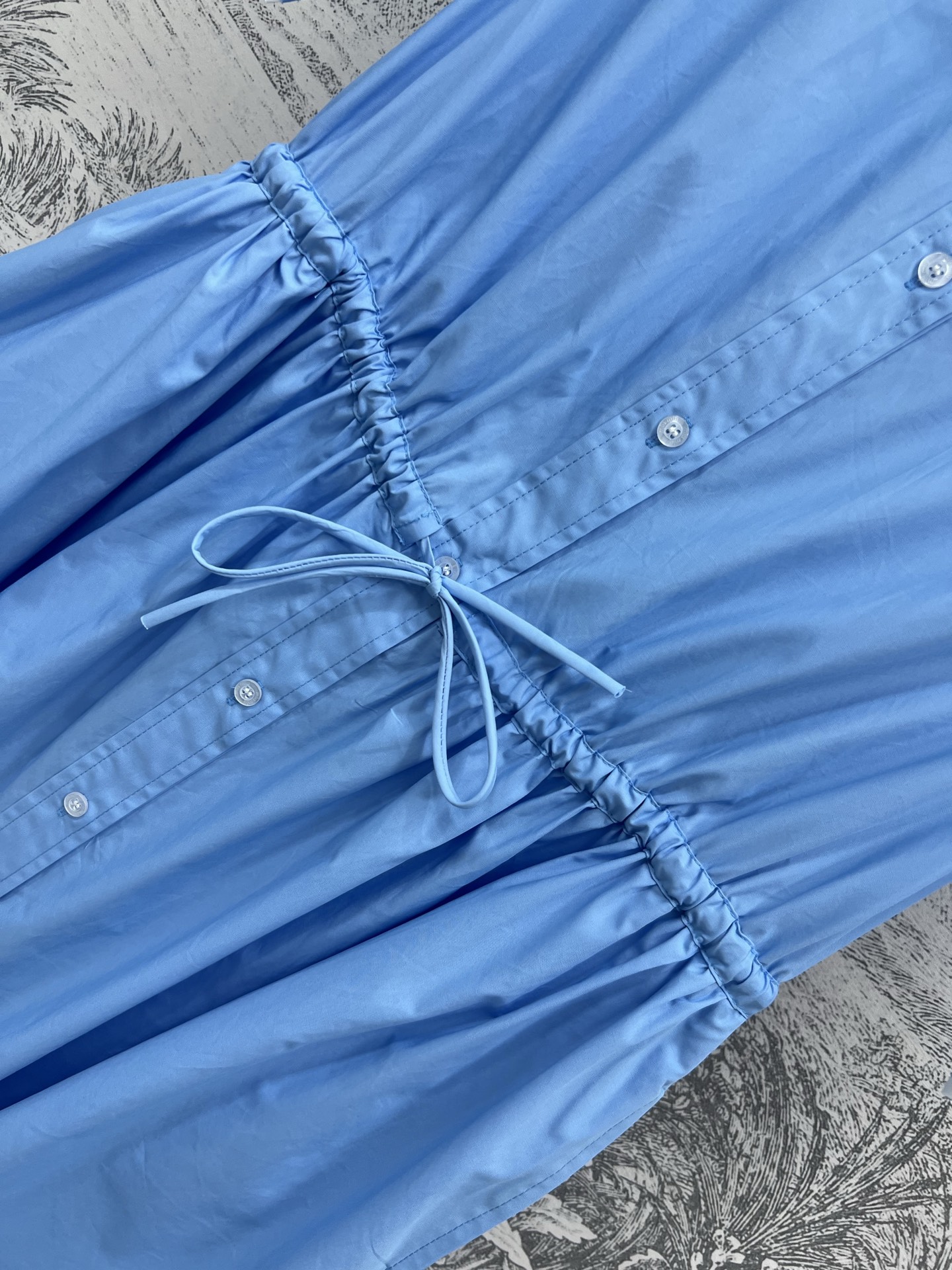 Miu 25早春新款 蓝色翻领短袖连衣裙 品牌字母刺绣logo点缀 抽绳收腰大裙摆上身超级好看 属于不挑
