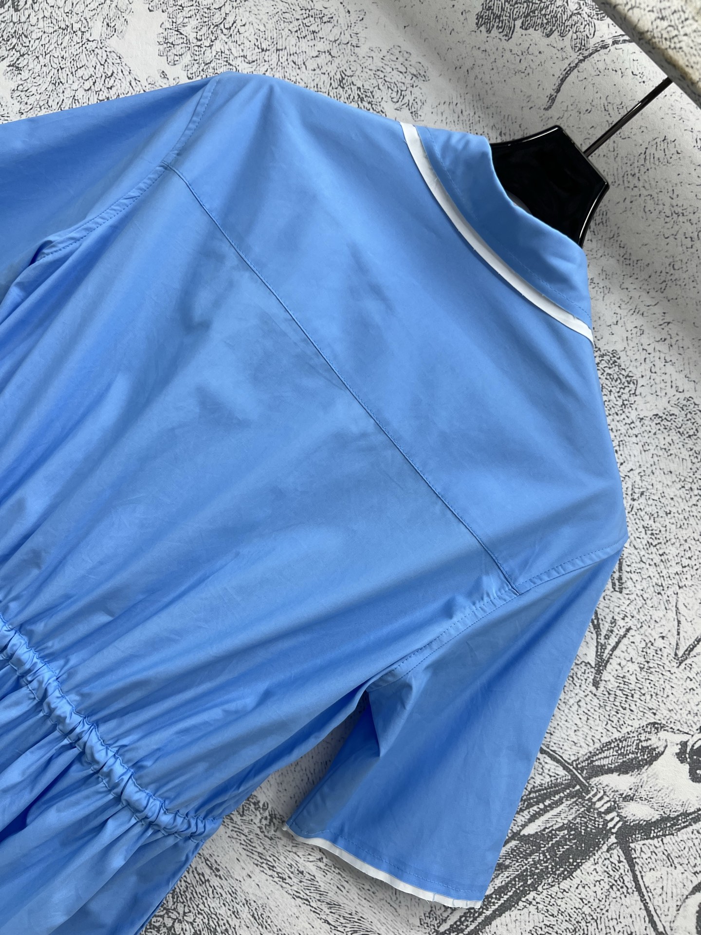 Miu 25早春新款 蓝色翻领短袖连衣裙 品牌字母刺绣logo点缀 抽绳收腰大裙摆上身超级好看 属于不挑
