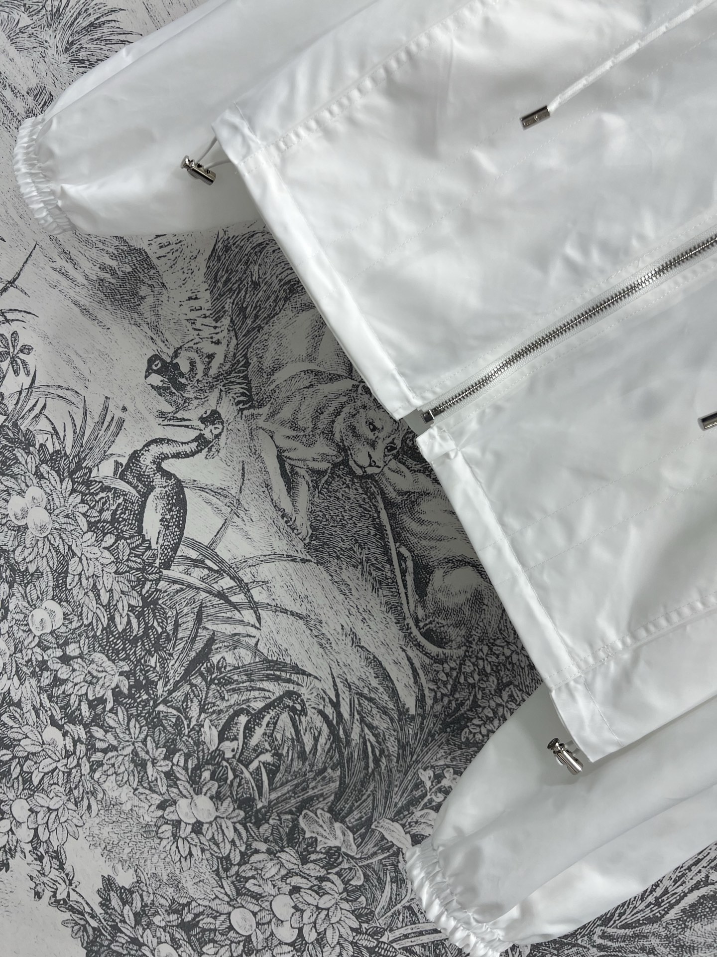 L家 25早春新款 双面穿连帽外套 简约设计风格 穿出不一样的时尚气息 一面纯白后面logo印花图案装饰