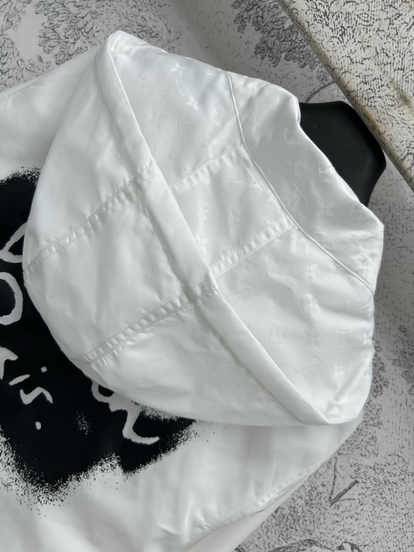 L家 25早春新款 双面穿连帽外套 简约设计风格 穿出不一样的时尚气息 一面纯白后面logo印花图案装饰