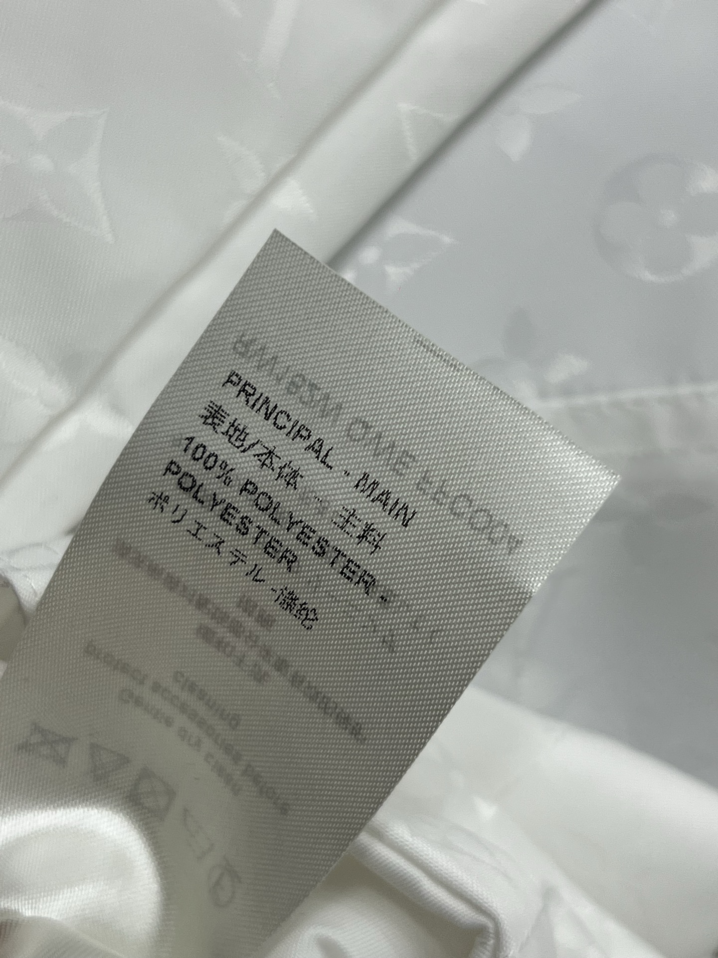 L家 25早春新款 双面穿连帽外套 简约设计风格 穿出不一样的时尚气息 一面纯白后面logo印花图案装饰