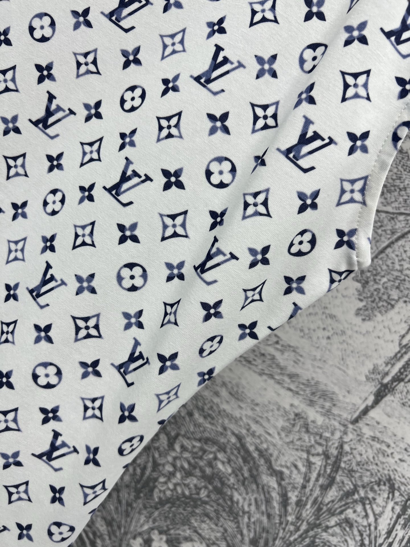 L家 25早春新款  经典老花渐变系列 一字肩短袖T恤+一字肩背心连衣裙 柔软透气的棉质面料 轻薄舒适 