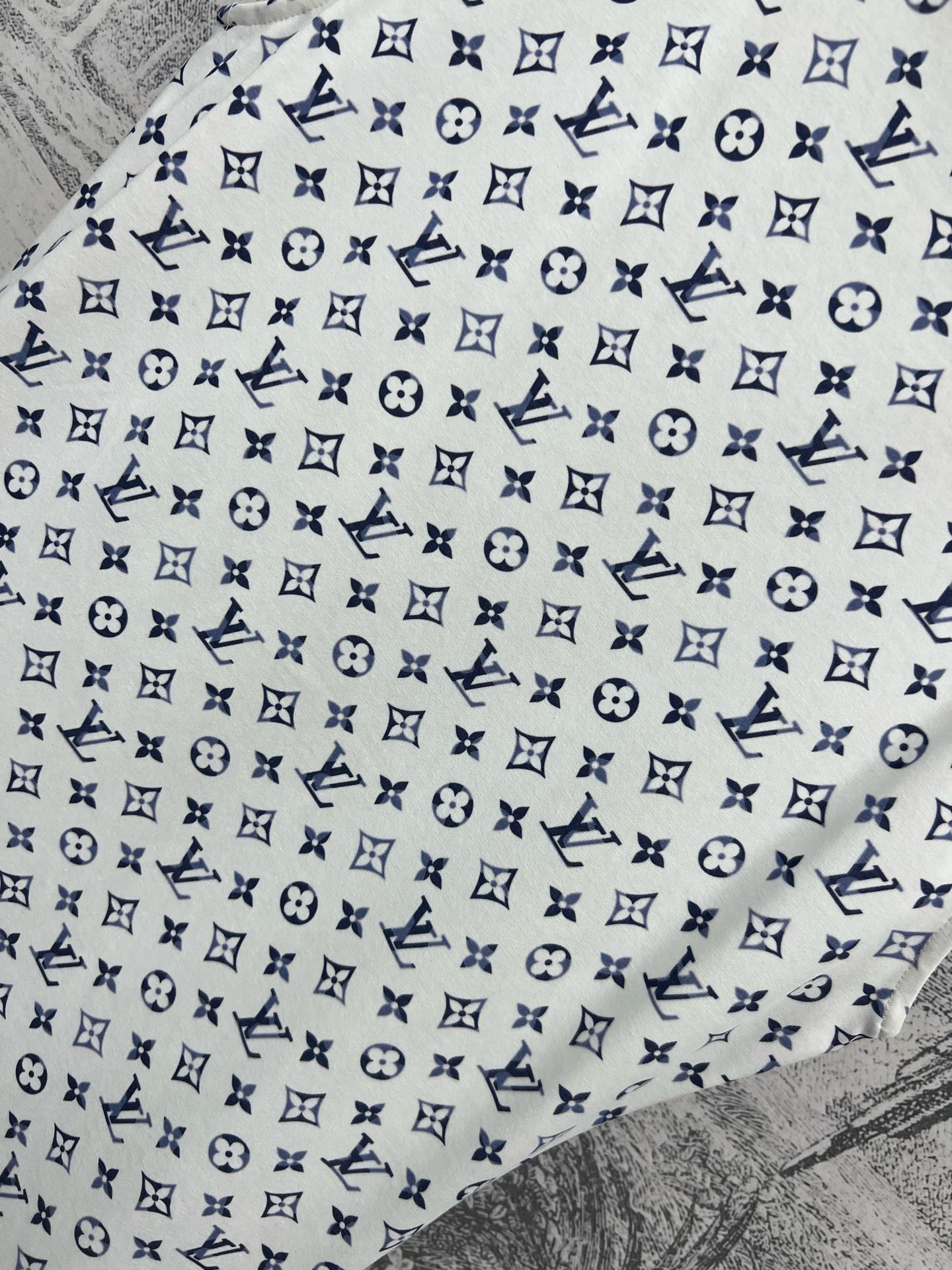 L家 25早春新款  经典老花渐变系列 一字肩短袖T恤+一字肩背心连衣裙 柔软透气的棉质面料 轻薄舒适 