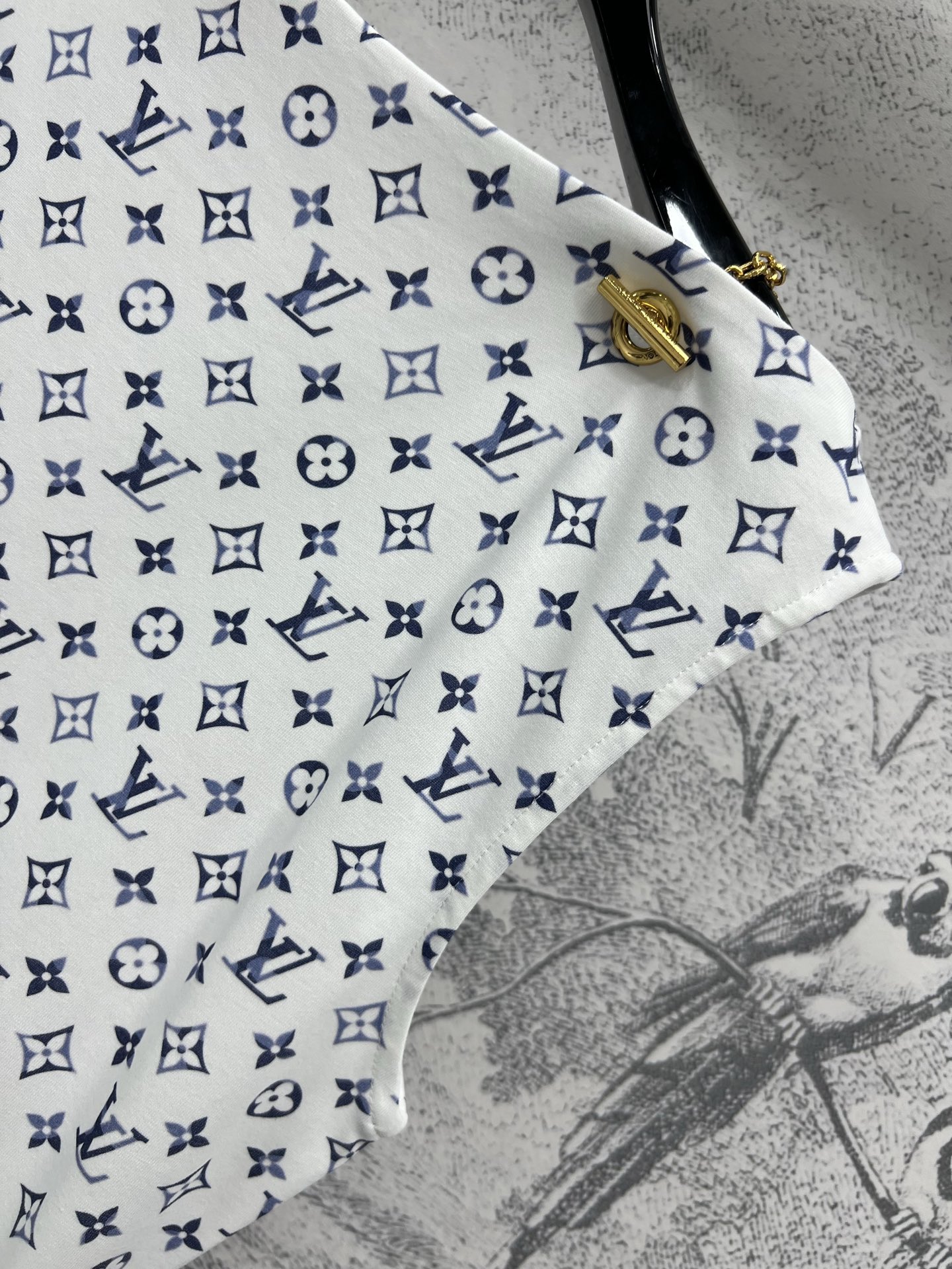 L家 25早春新款  经典老花渐变系列 一字肩短袖T恤+一字肩背心连衣裙 柔软透气的棉质面料 轻薄舒适 