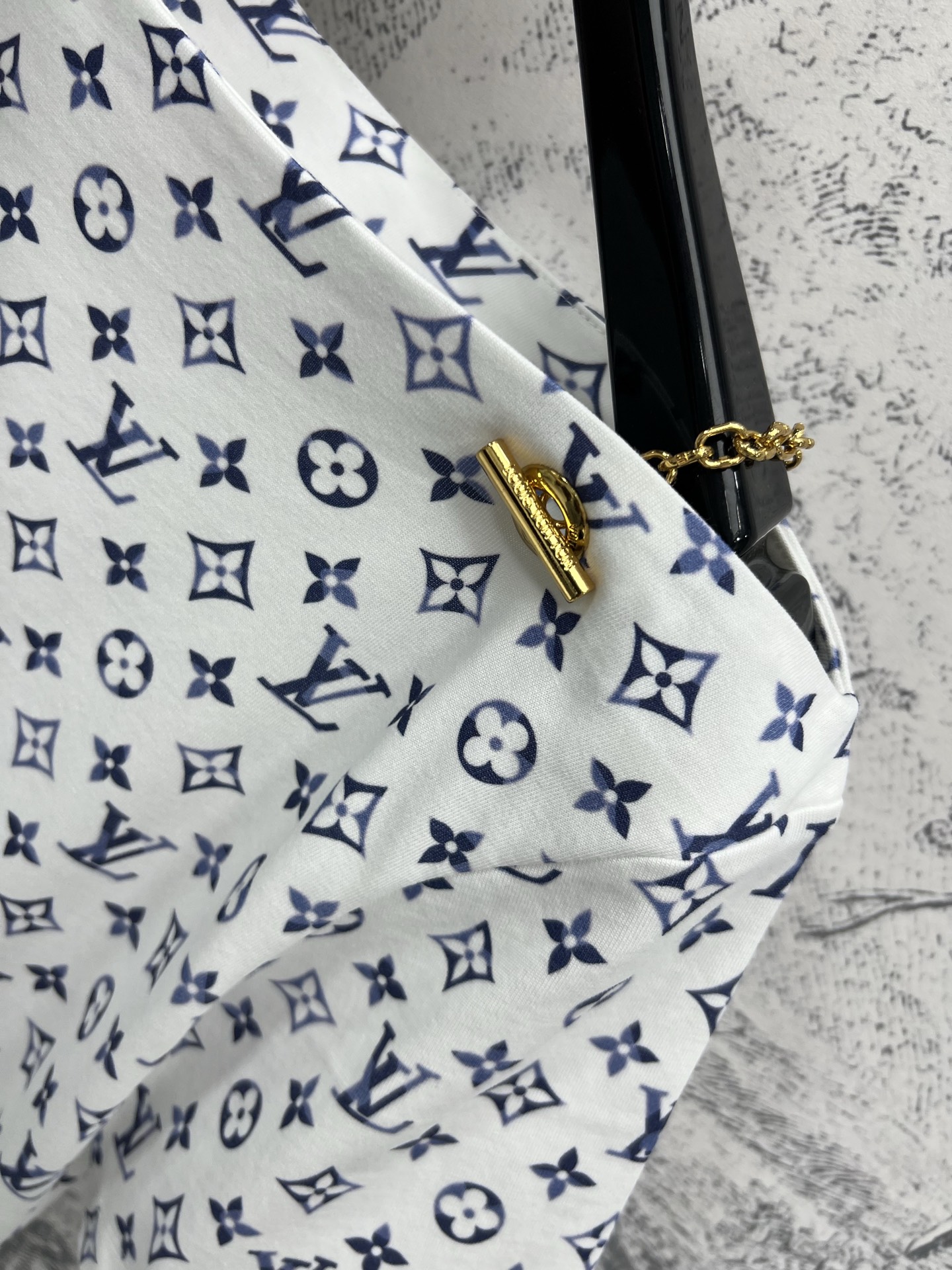 L家 25早春新款  经典老花渐变系列 一字肩短袖T恤+一字肩背心连衣裙 柔软透气的棉质面料 轻薄舒适 