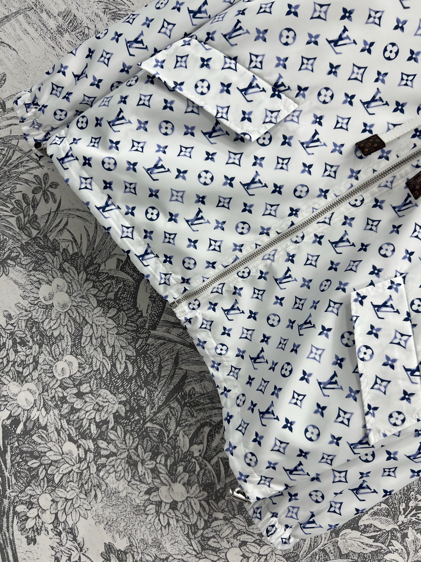 L家 25早春新款 经典老花logo渐变印花连帽外套 连帽宽松外套 上身百搭不挑人 经典系列的爆款 满印