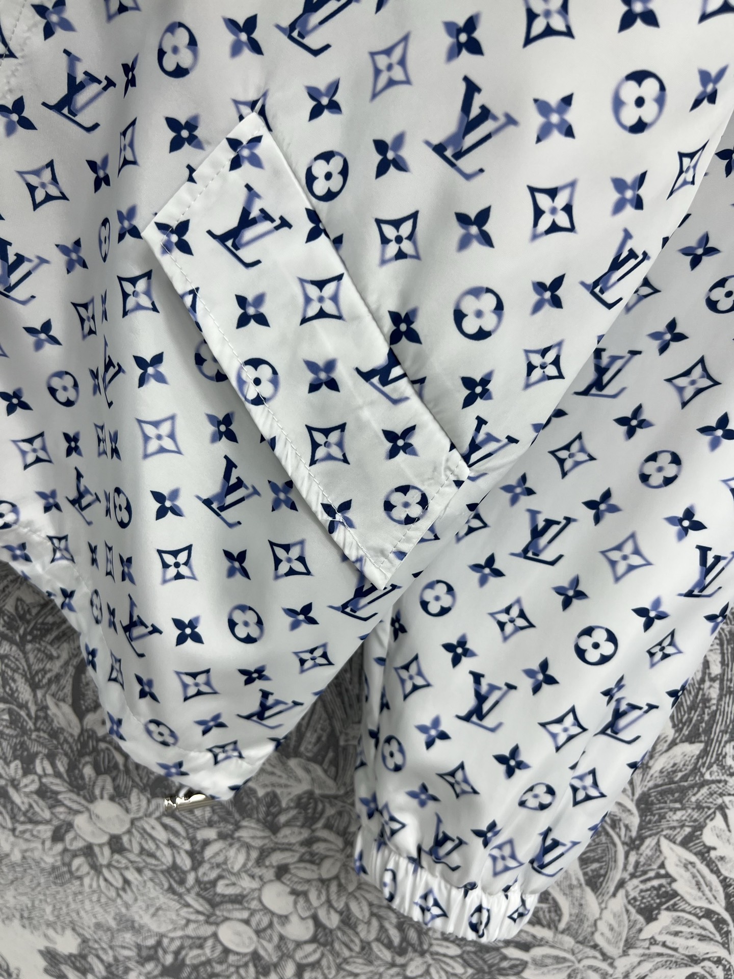 L家 25早春新款 经典老花logo渐变印花连帽外套 连帽宽松外套 上身百搭不挑人 经典系列的爆款 满印