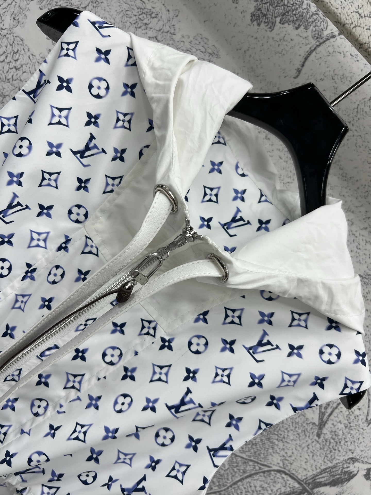 L家 25早春新款 撞色连帽老花马甲外套 帅气时髦的造型单品 撞色连帽设计 短款抽绳收腰的马甲外套 版型