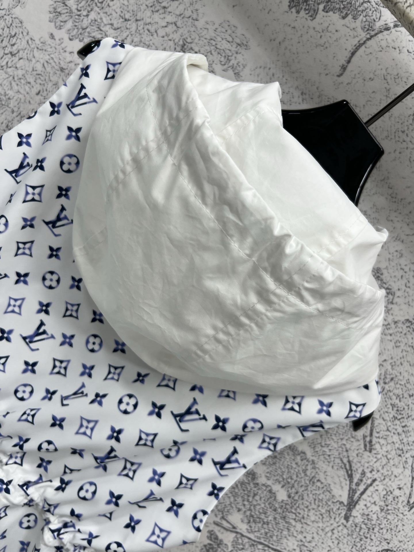 L家 25早春新款 撞色连帽老花马甲外套 帅气时髦的造型单品 撞色连帽设计 短款抽绳收腰的马甲外套 版型