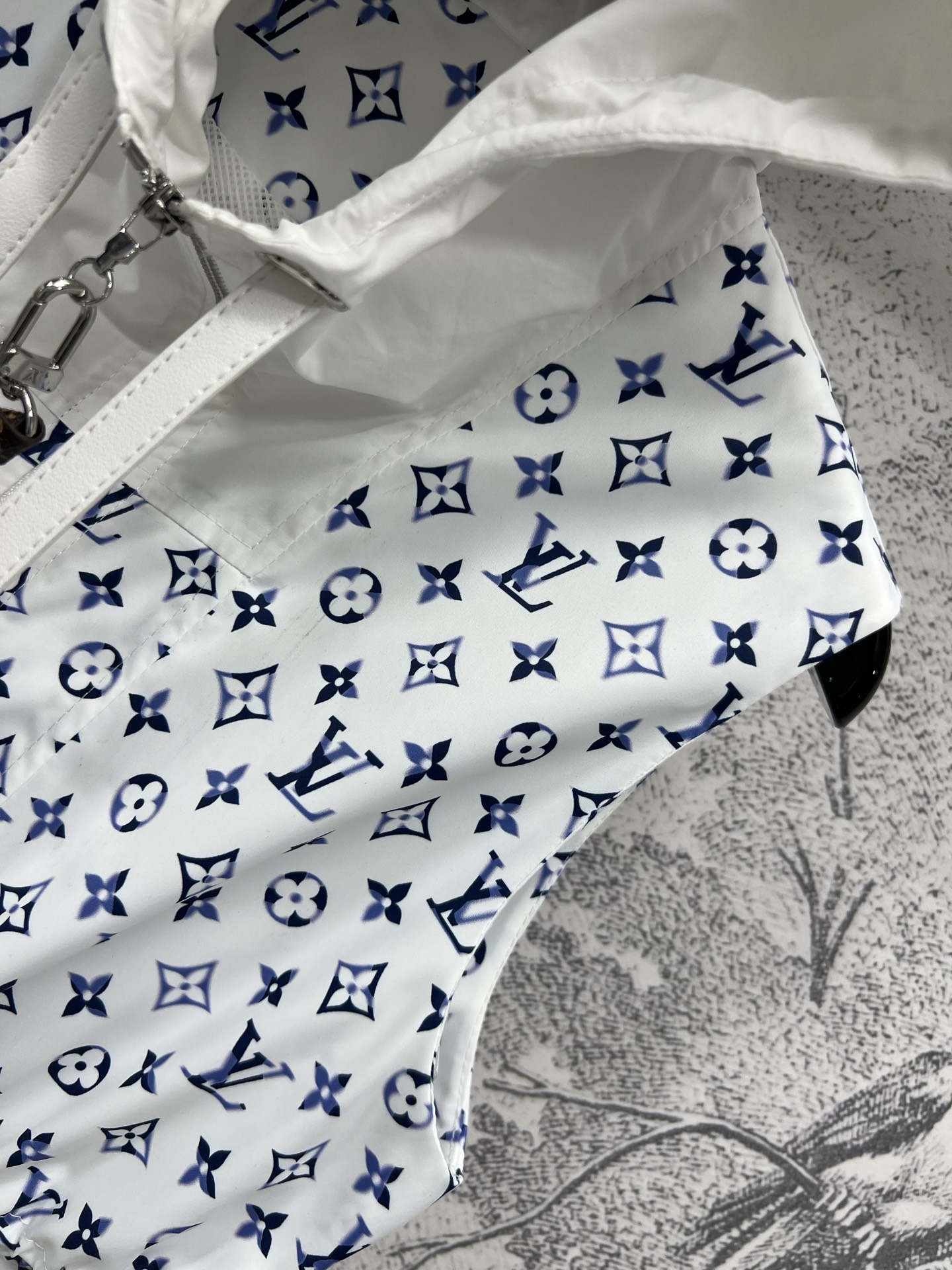 L家 25早春新款 撞色连帽老花马甲外套 帅气时髦的造型单品 撞色连帽设计 短款抽绳收腰的马甲外套 版型