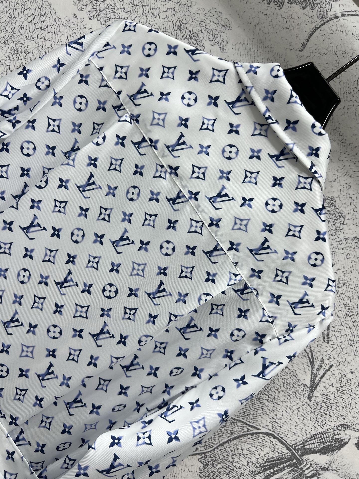 L家 25早春新款 渐变老花系列 翻领衬衫+高腰短裤+衬衫连衣裙 经典的Monogram老花渐变设计 复