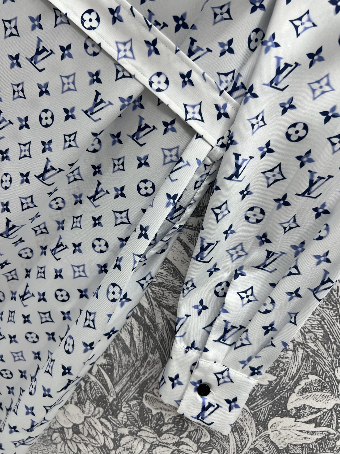 L家 25早春新款 渐变老花系列 翻领衬衫+高腰短裤+衬衫连衣裙 经典的Monogram老花渐变设计 复