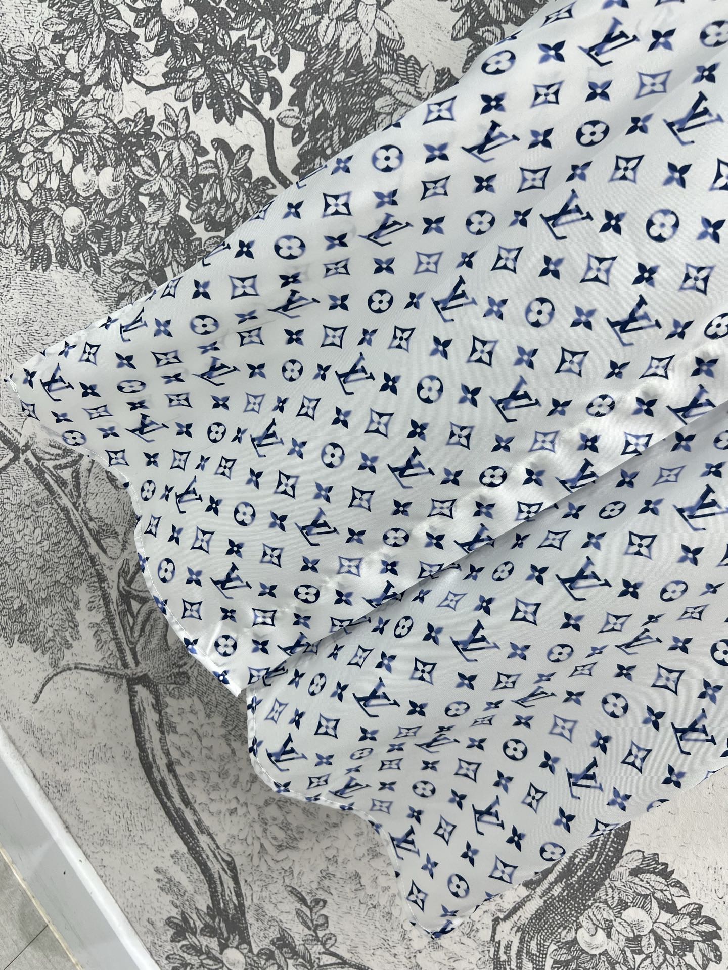 L家 25早春新款 渐变老花系列 翻领衬衫+高腰短裤+衬衫连衣裙 经典的Monogram老花渐变设计 复