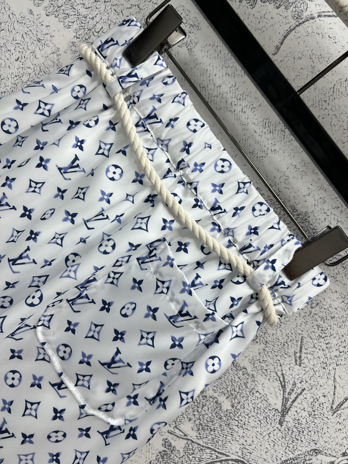 L家 25早春新款 渐变老花系列 翻领衬衫+高腰短裤+衬衫连衣裙 经典的Monogram老花渐变设计 复