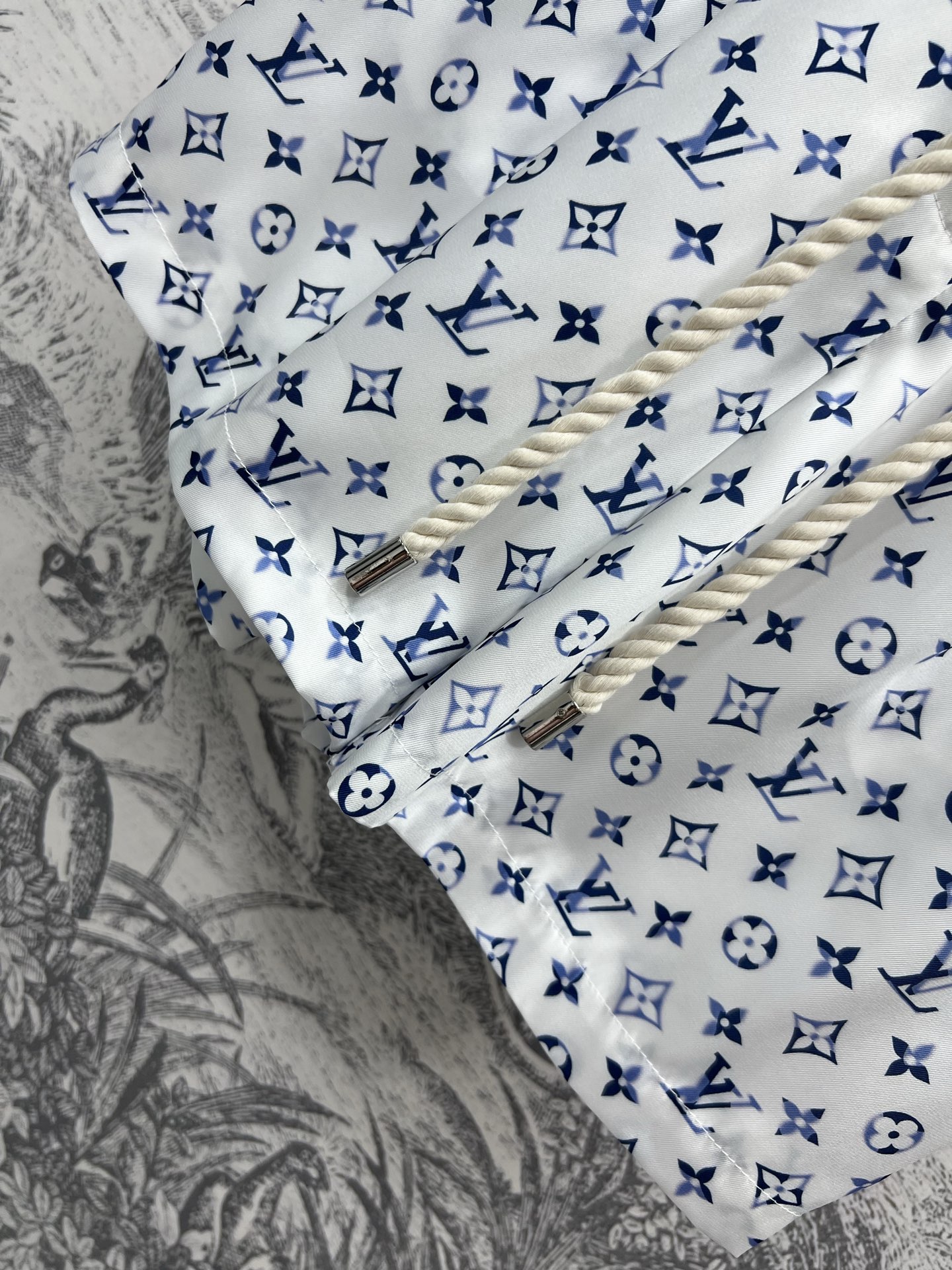 L家 25早春新款 渐变老花系列 翻领衬衫+高腰短裤+衬衫连衣裙 经典的Monogram老花渐变设计 复