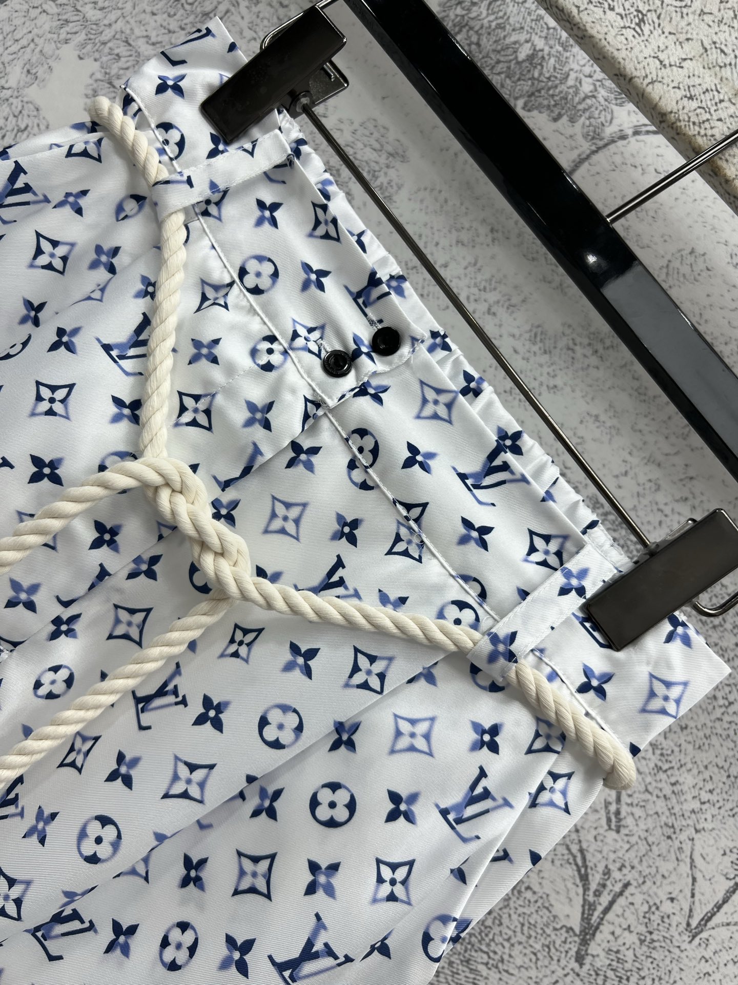 L家 25早春新款 渐变老花系列 翻领衬衫+高腰短裤+衬衫连衣裙 经典的Monogram老花渐变设计 复