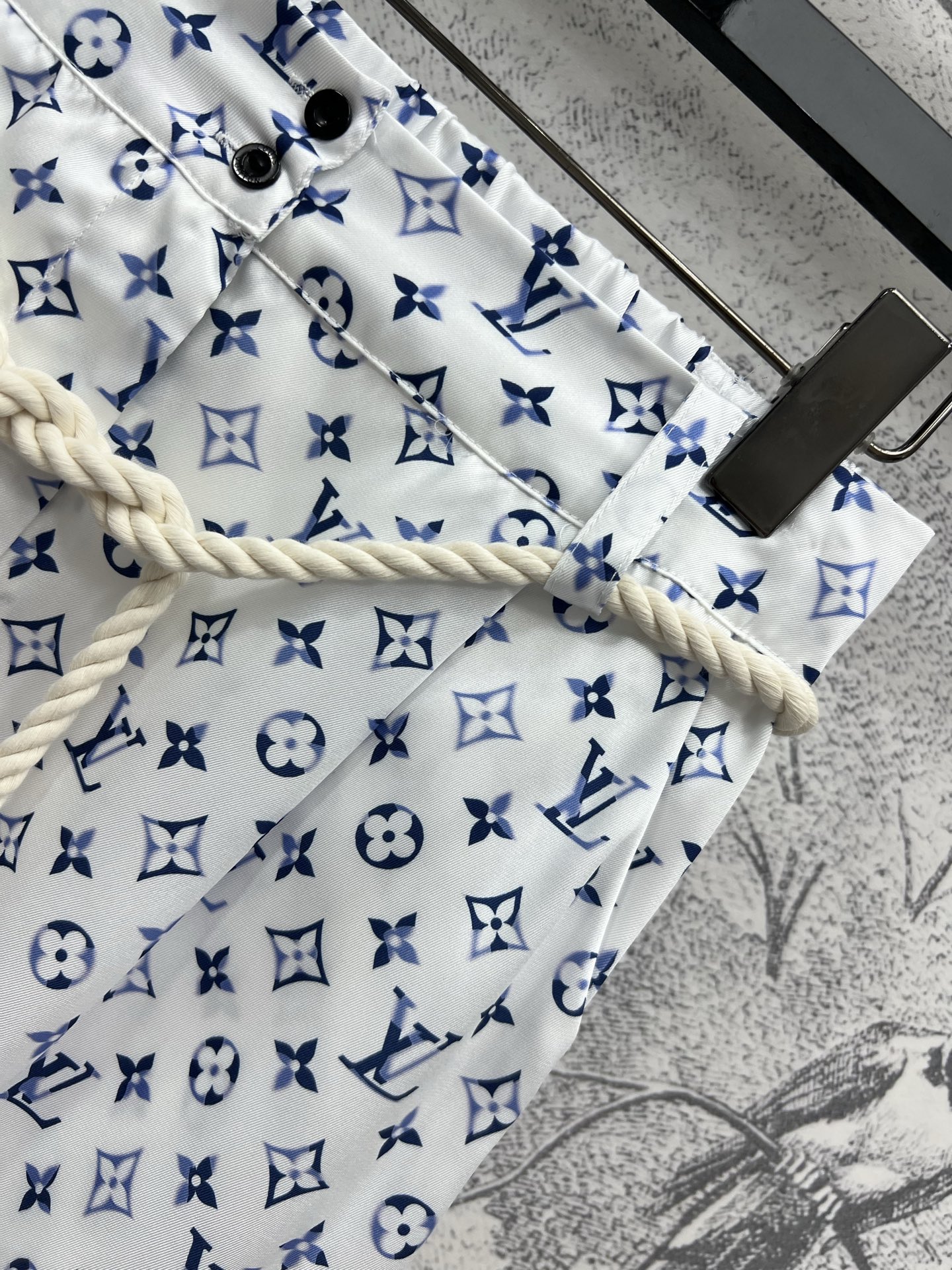 L家 25早春新款 渐变老花系列 翻领衬衫+高腰短裤+衬衫连衣裙 经典的Monogram老花渐变设计 复